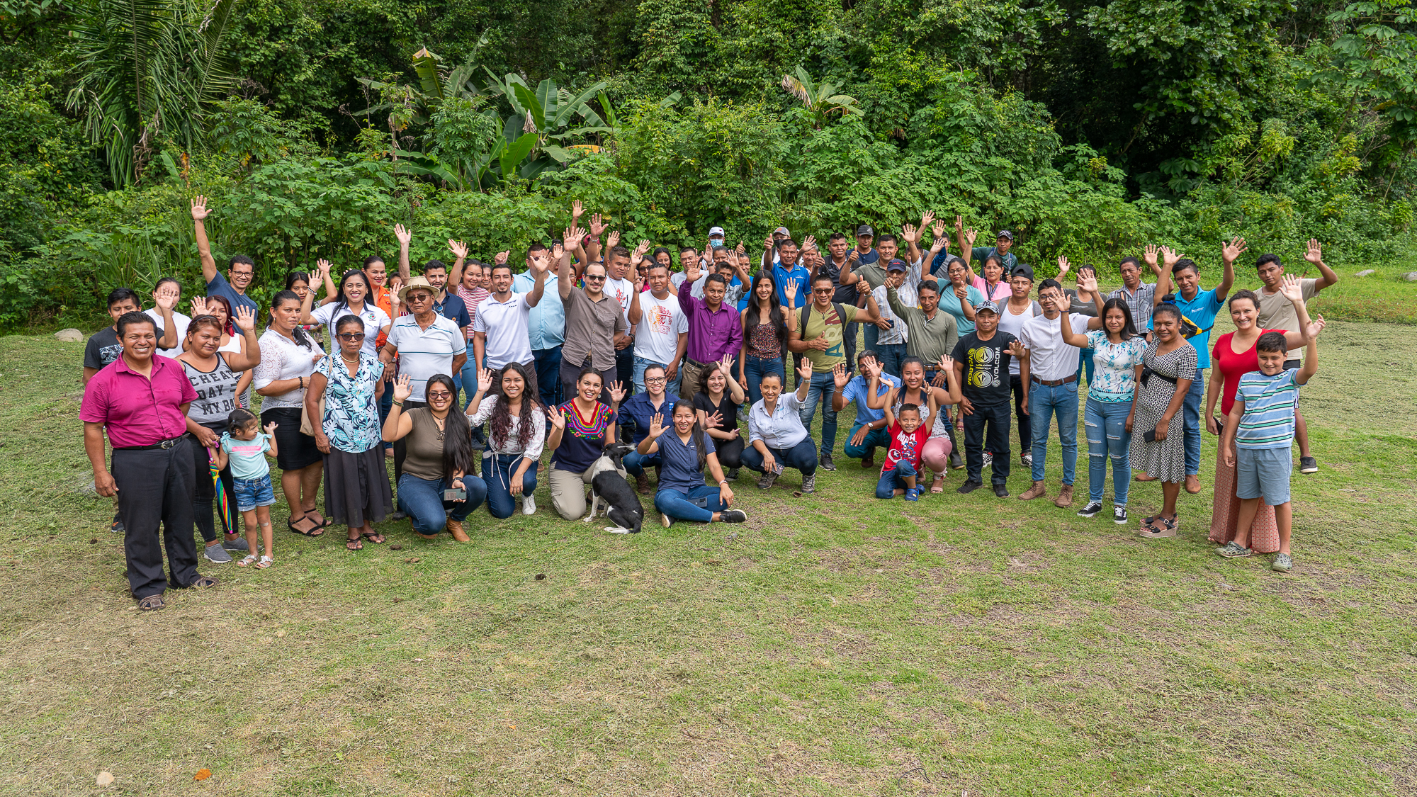 Grupo de personas presentes en el evento de lanzamiento de Raíces en Ujarrás de Buenos Aires de Puntarenas