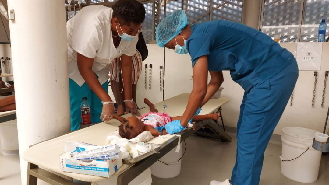 Un bébé recevant des soins dans un centre de traitement de choléra