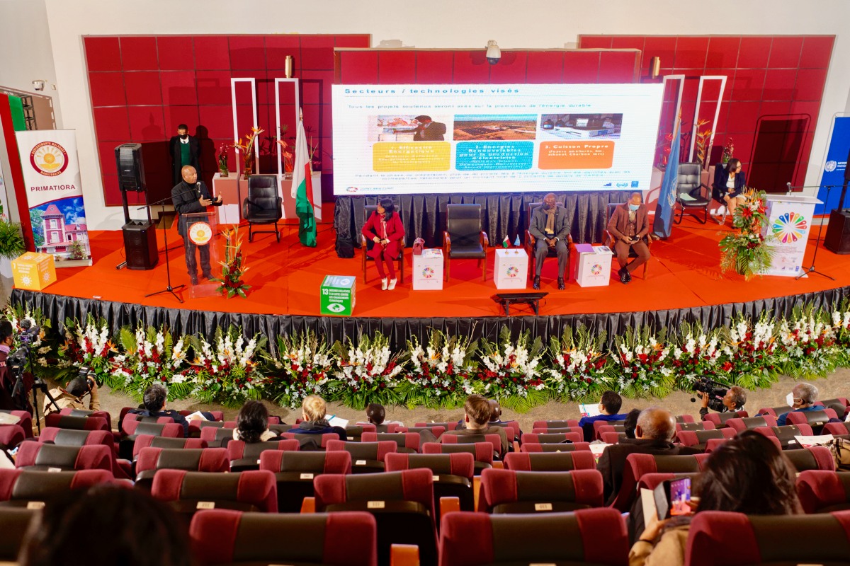 Vue sur l'estrade des officiels de la cérémonie de lancement du projet Système financier innovant pour la promotion de l'énergie durable