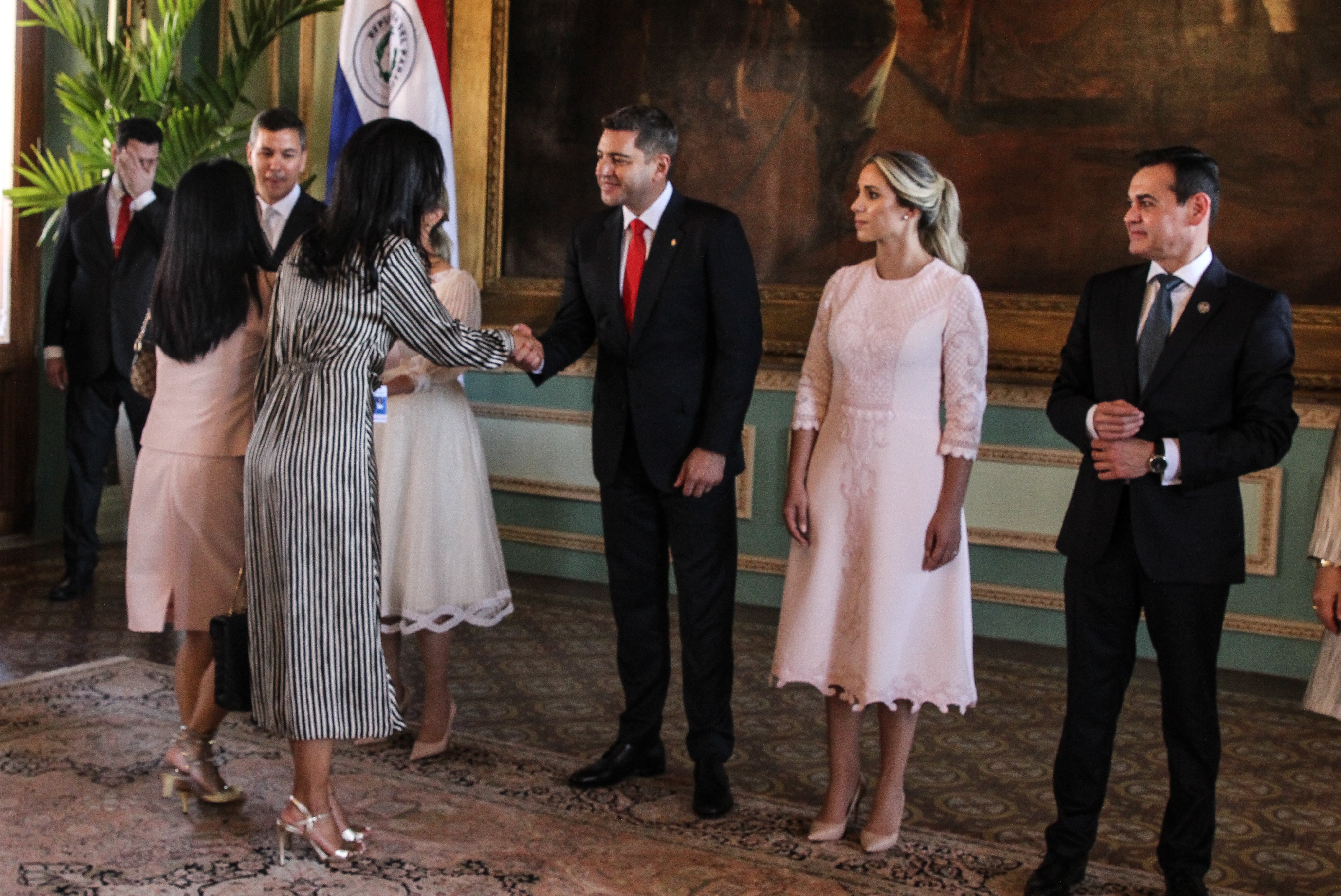 Michel Muschett y Silvia Morimoto saludando al presidente y al vicepresidente de Paraguay.