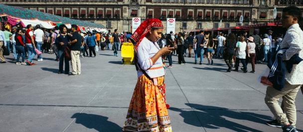 mujer indígena en el Zócalo de la Ciudad de México
