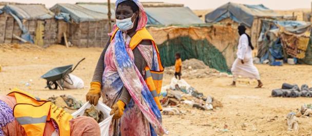 femme ramassant les ordures en Mauritanie 