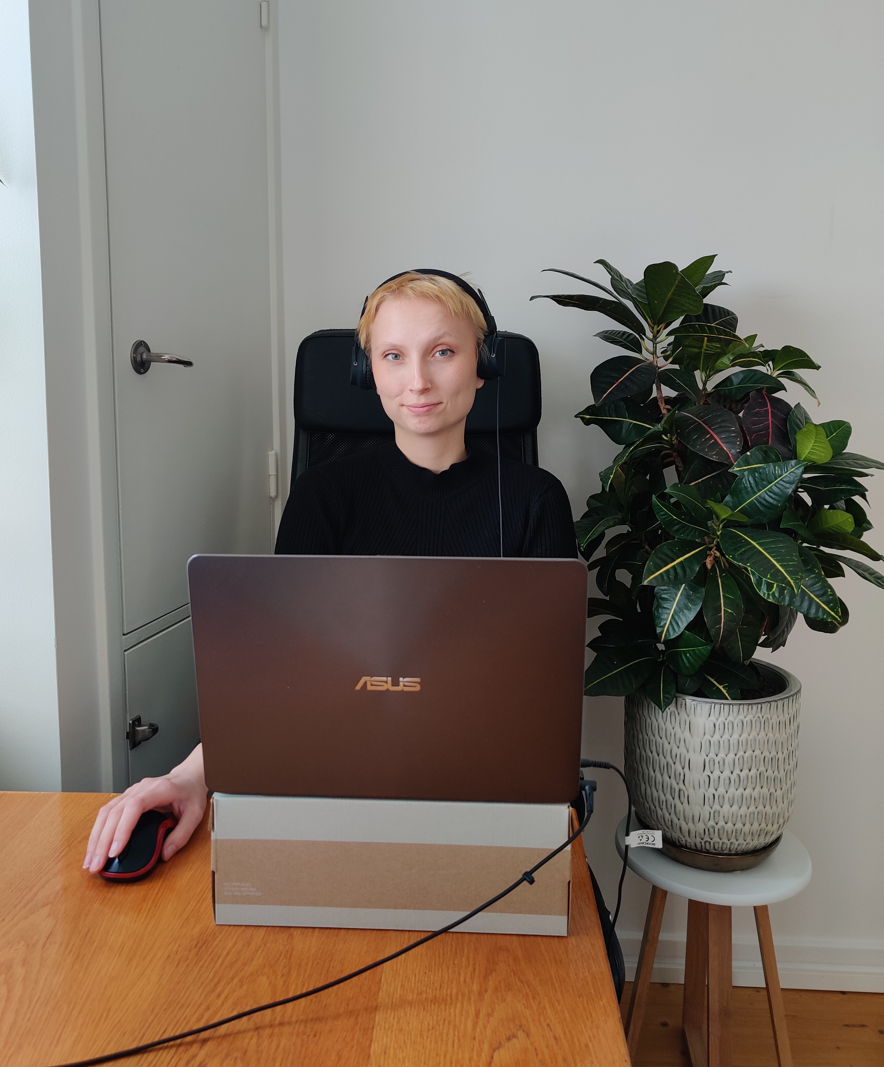 Harjoittelija Laura tekee töitä tietokoneellaan kotona