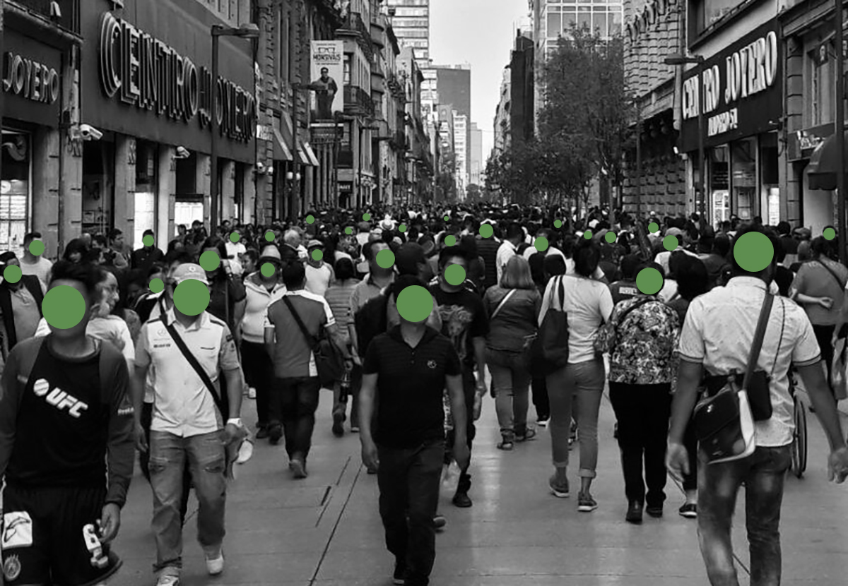Personas caminando en el centro de la Ciudad de México
