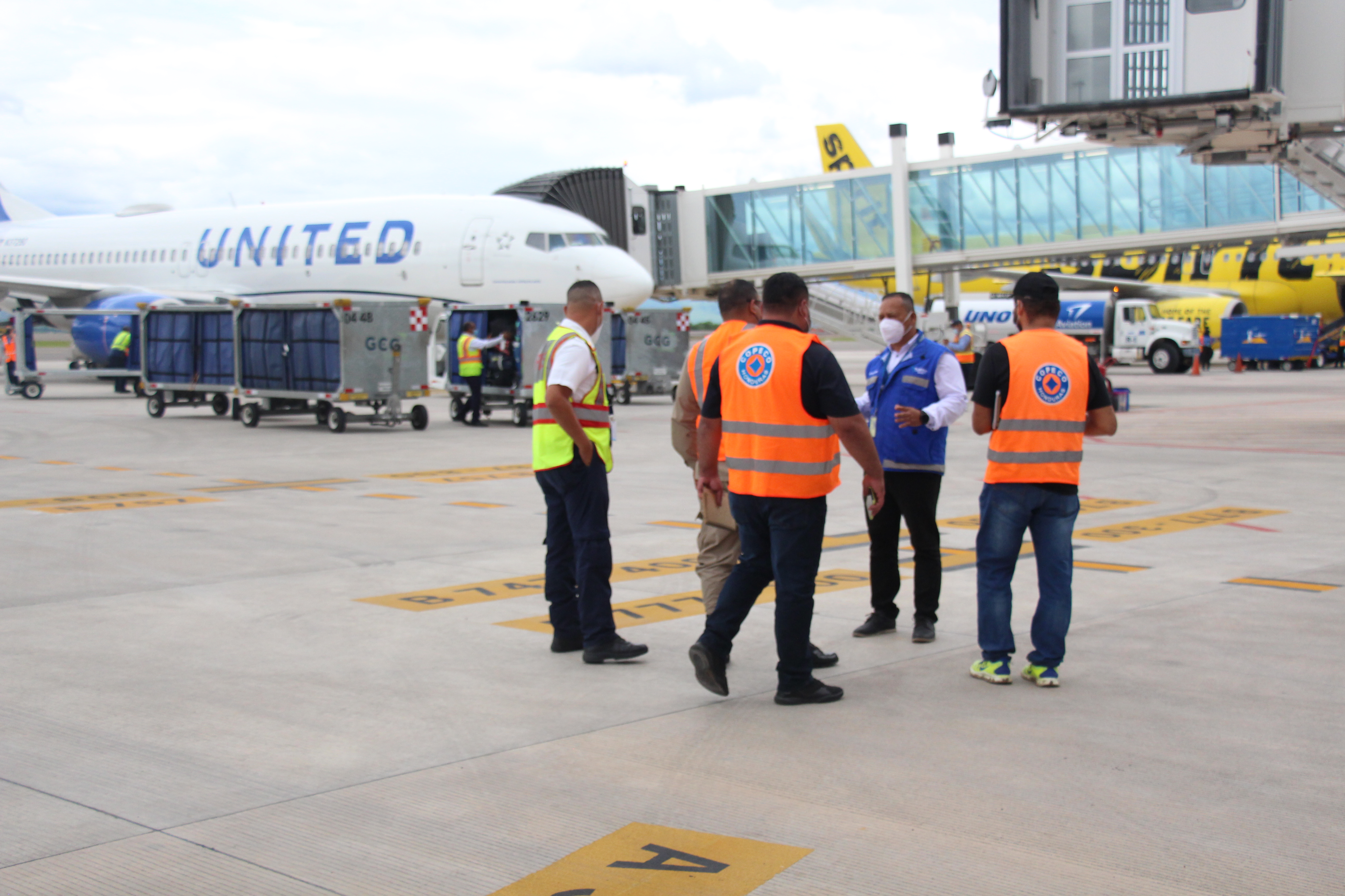 Personal del aeropuerto de Palmerola en Honduras frente a pista