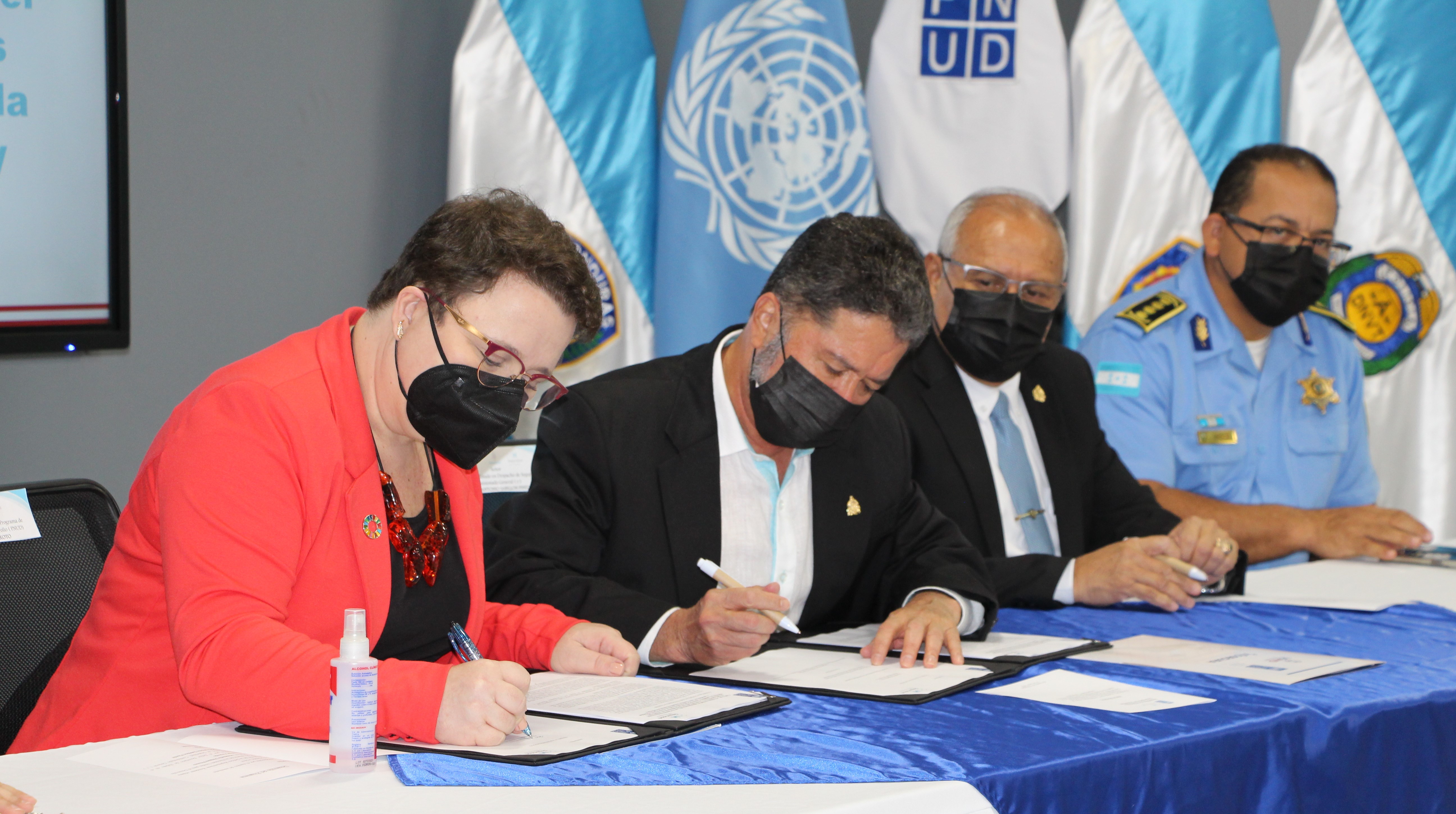 Representantes de PNUD y Secretaría de Seguridad firman convenio