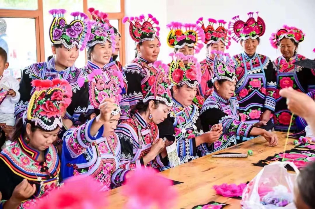 Women from the Yi ethnic minority in traditional dress