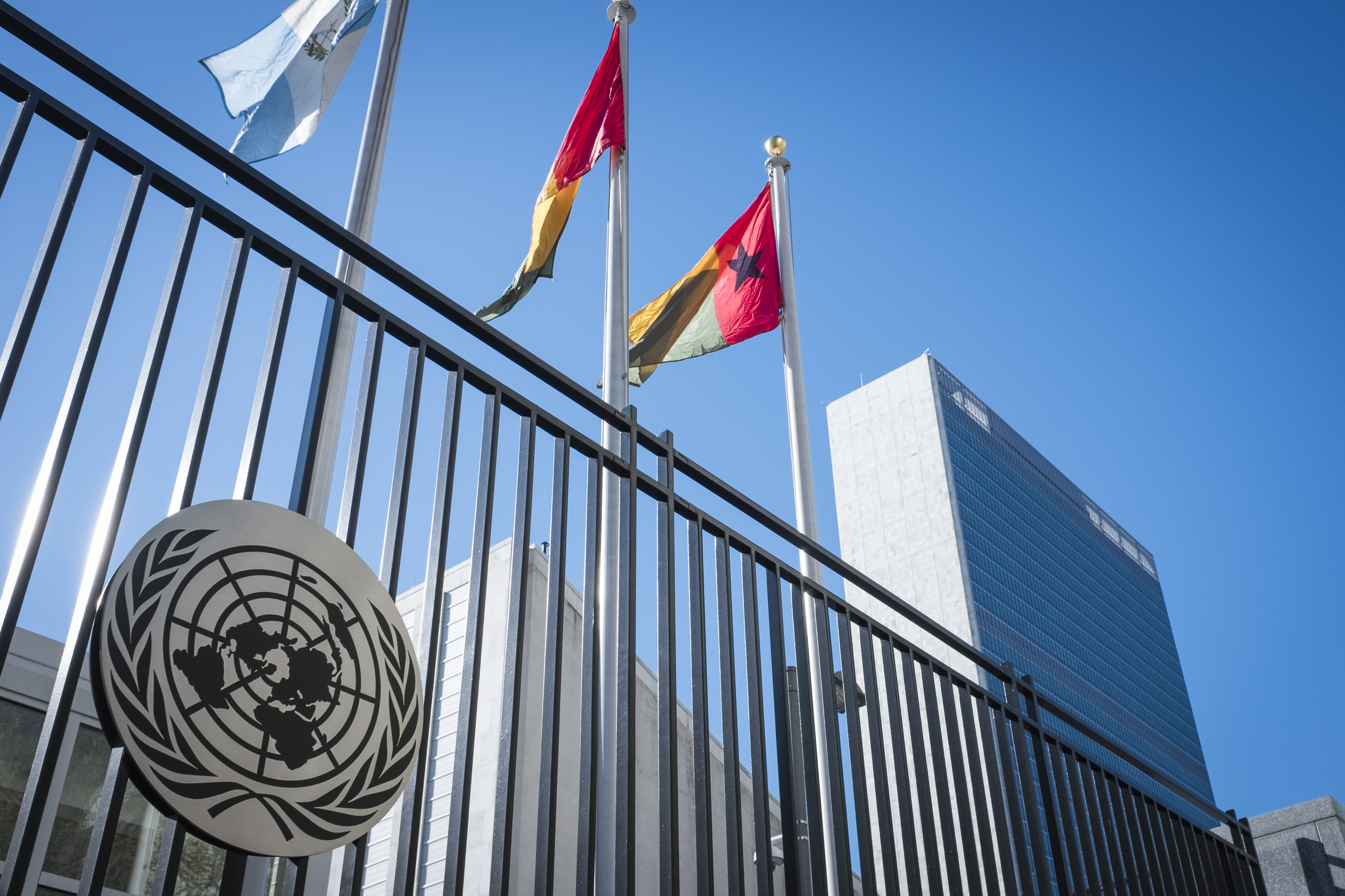 Оон т. Организация Объединенных наций (ООН). Штаб-квартира ООН В Нью-Йорке. Совет безопасности ООН здание. Совбез ООН флаг.