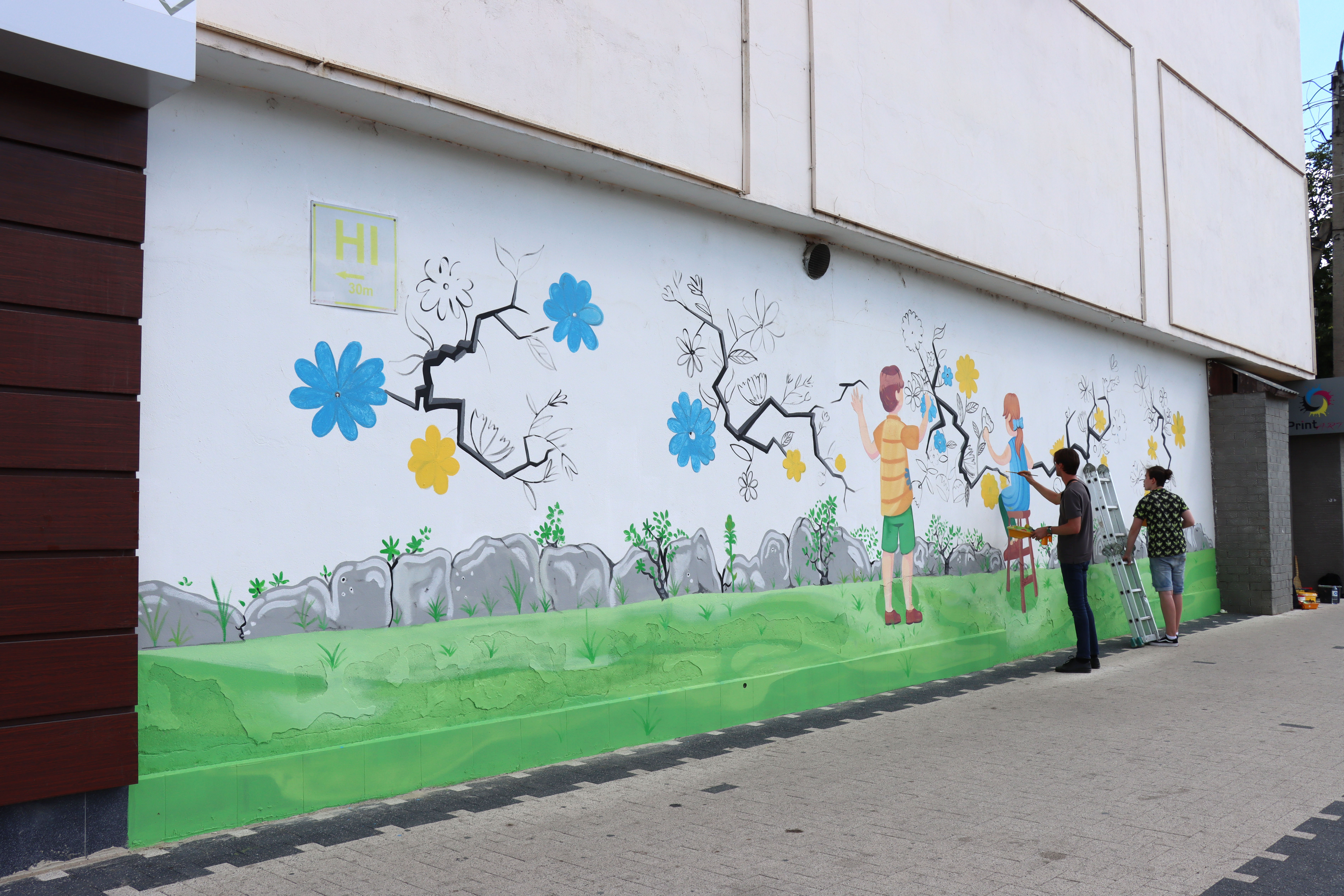 “Flowers for Peace” mural in Strășeni inspires for inclusion of child refugees in host communities 