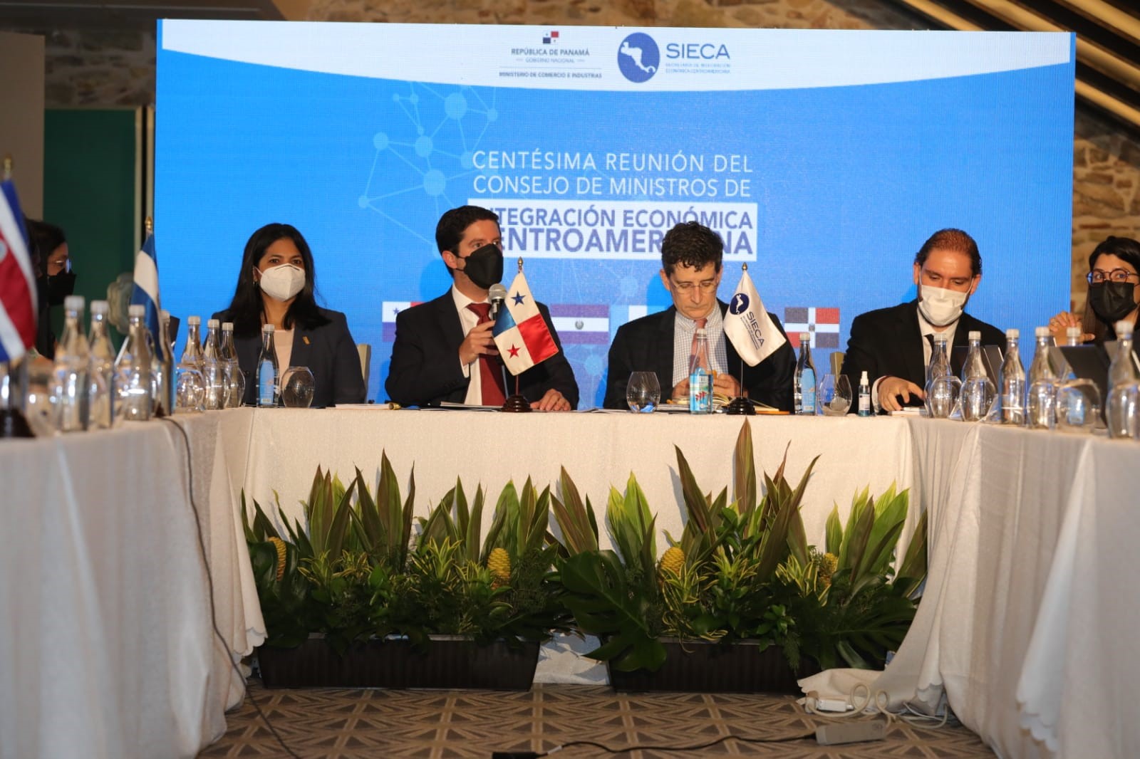 Ministro de Comercio Federico Alfaro junto a ministros de comercio de Centroamérica