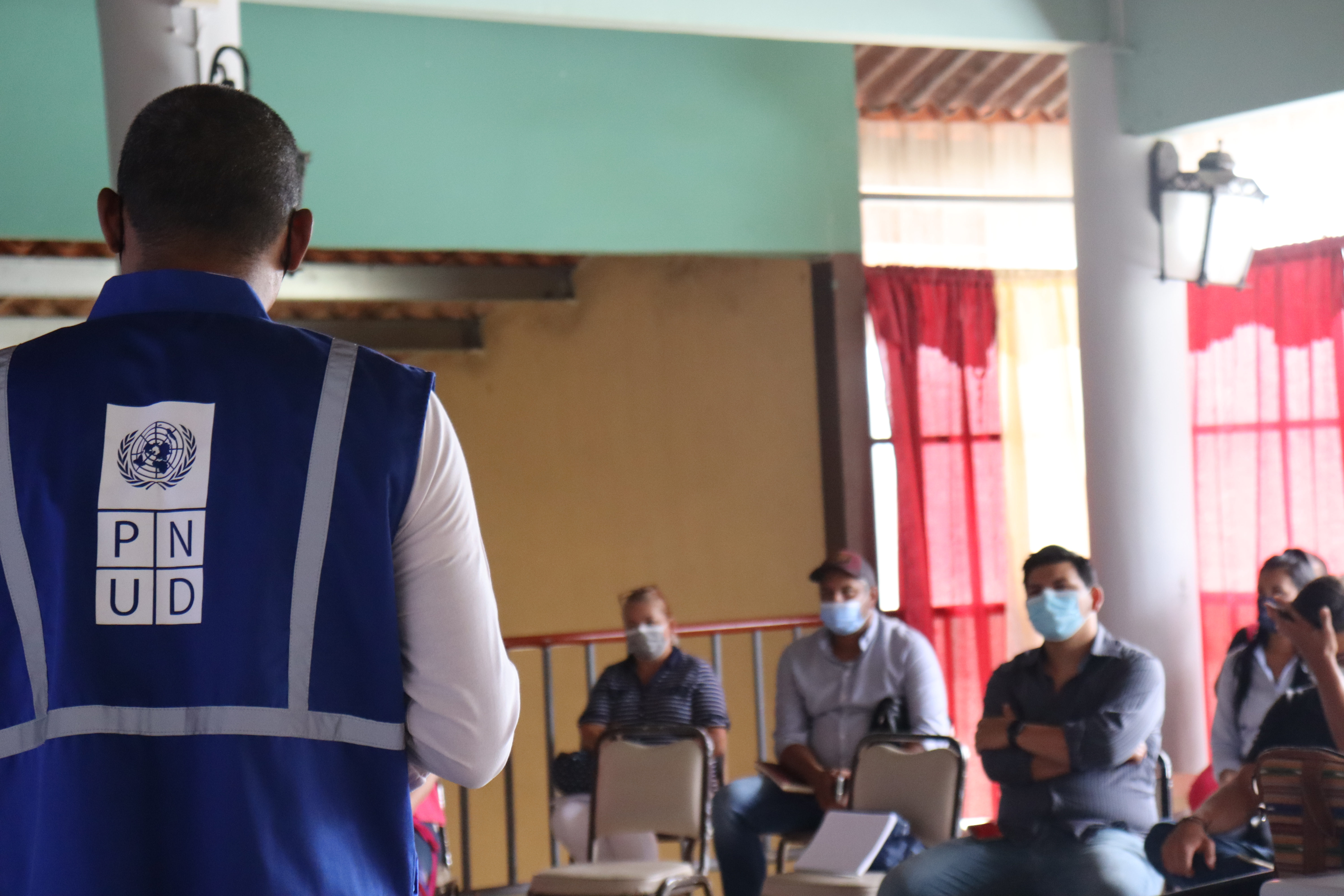 Staff de PNUD conversa con emprendedores de la provincia de Chiriquí.