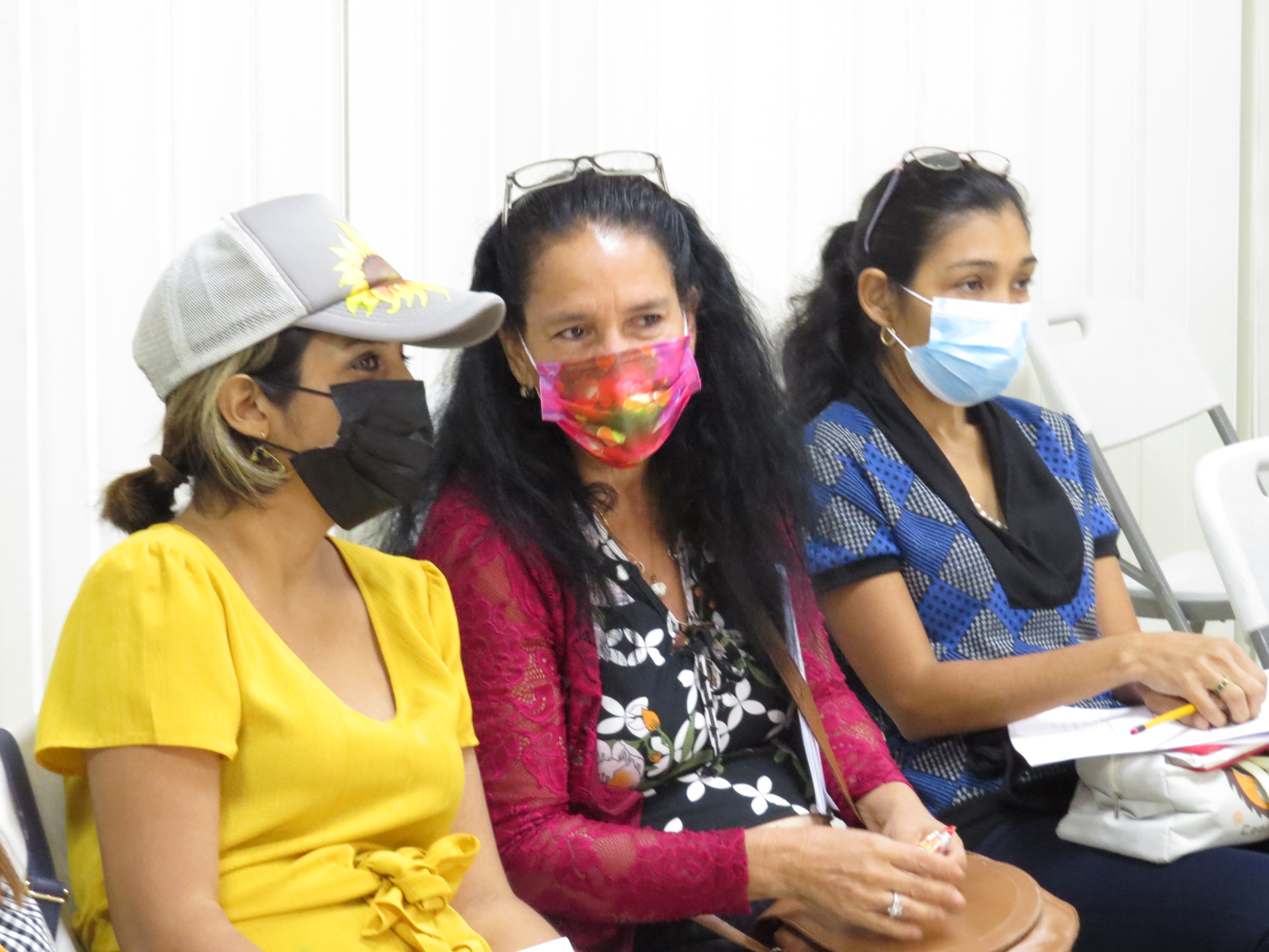 Tres mujeres del distrito de La Chorrera participan en un taller sobre emprendimiento.