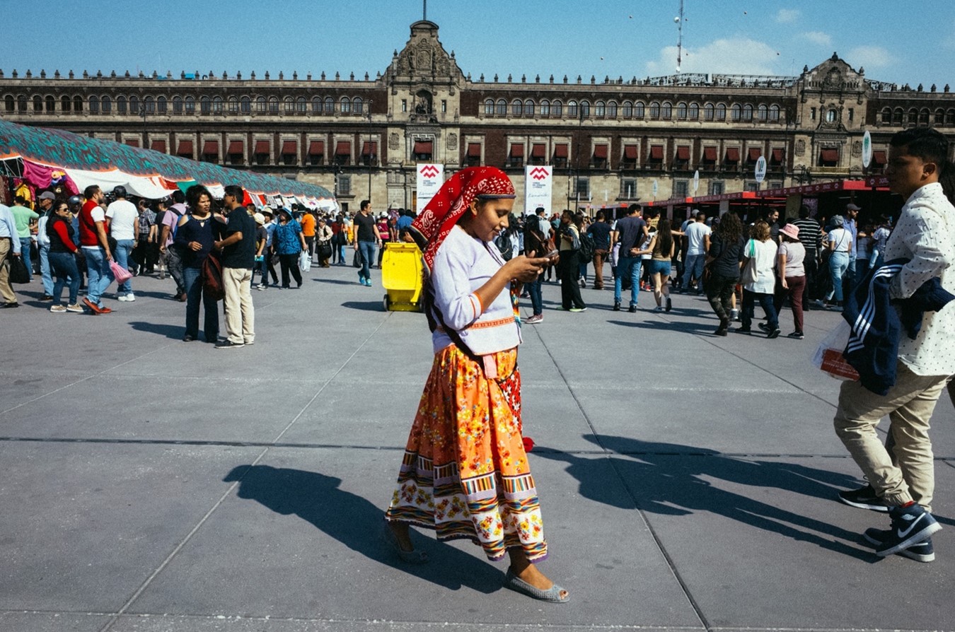 mujer indígena en el Zócalo de la Ciudad de México