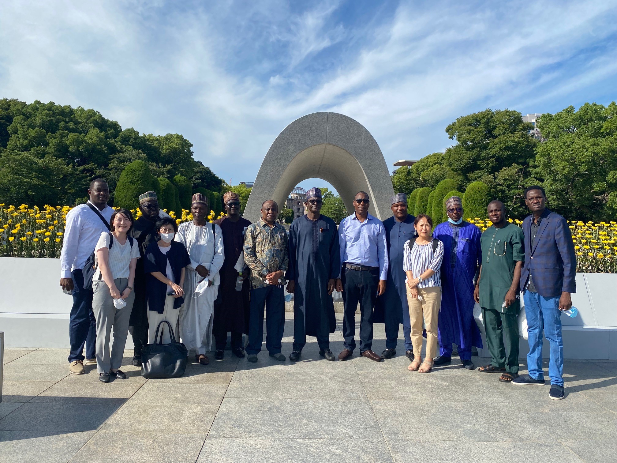 広島平和記念公園を訪問したナイジェリア政府高官ミッションとJICA関係者