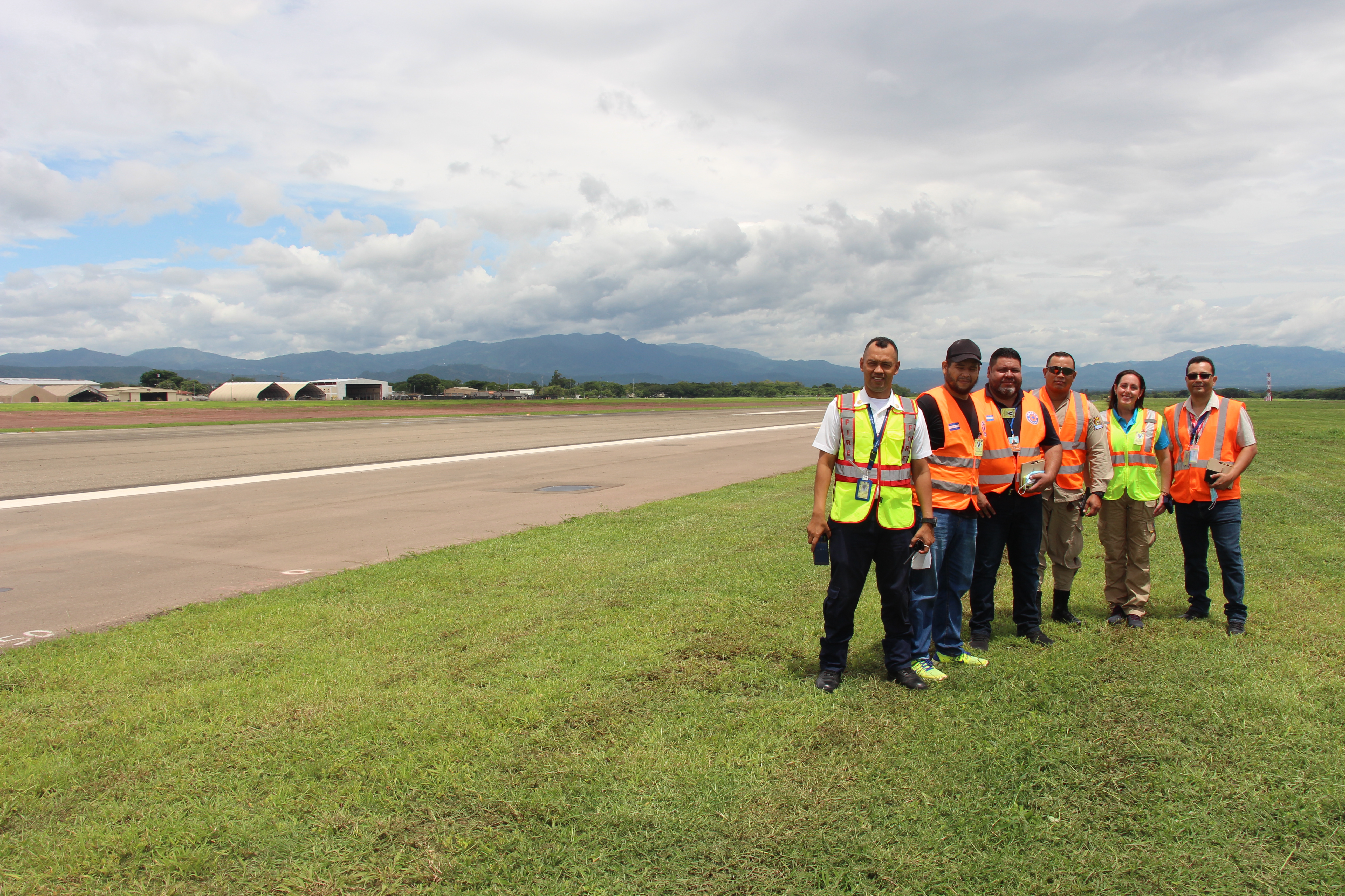 Equipo A junto a personal de bomberos del aeropuerto acompañando en una ruta de verificación por la pista de aterrizaje.