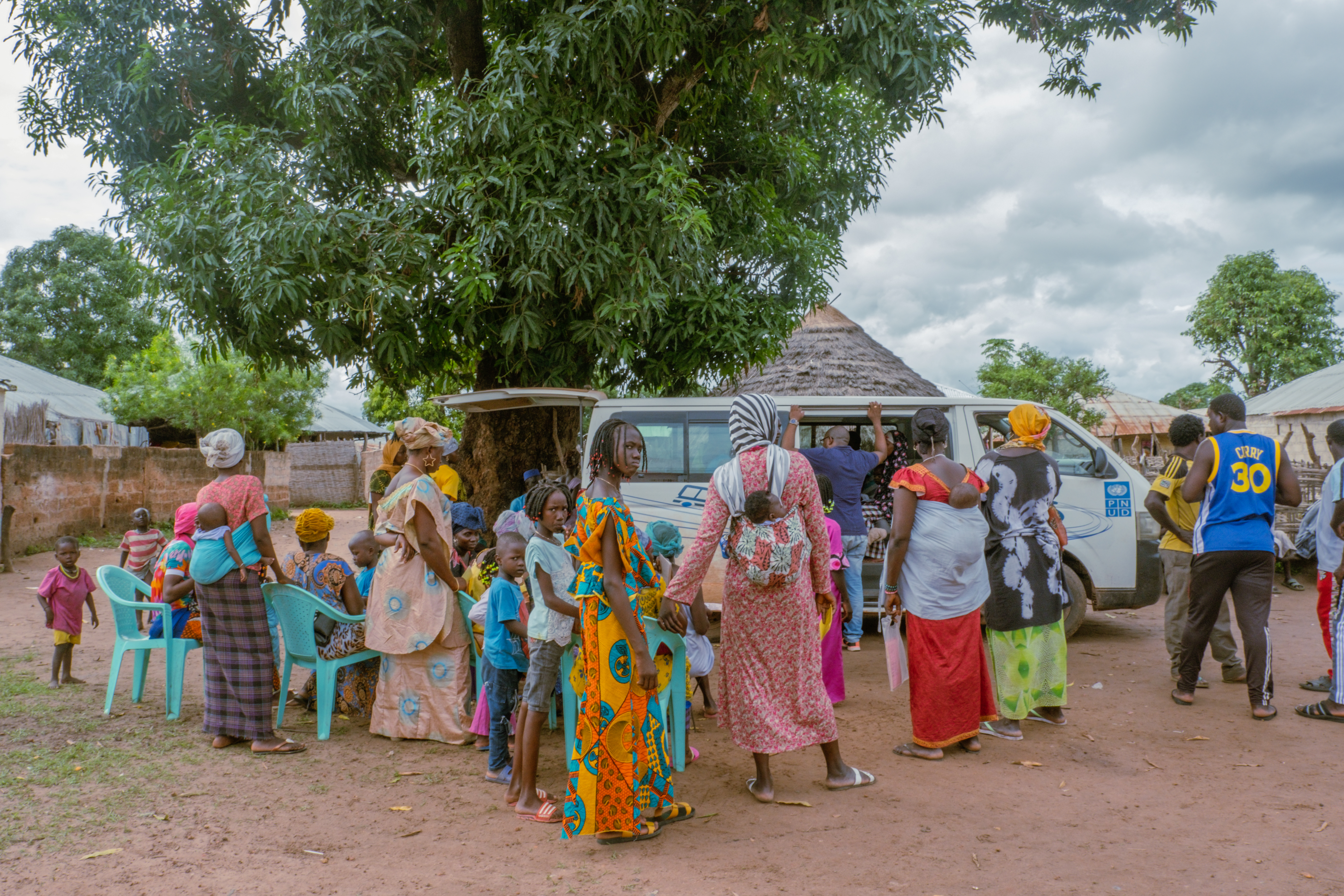 População reunida fora do registo civil móvel em Fulacunda, Guiné-Bissau