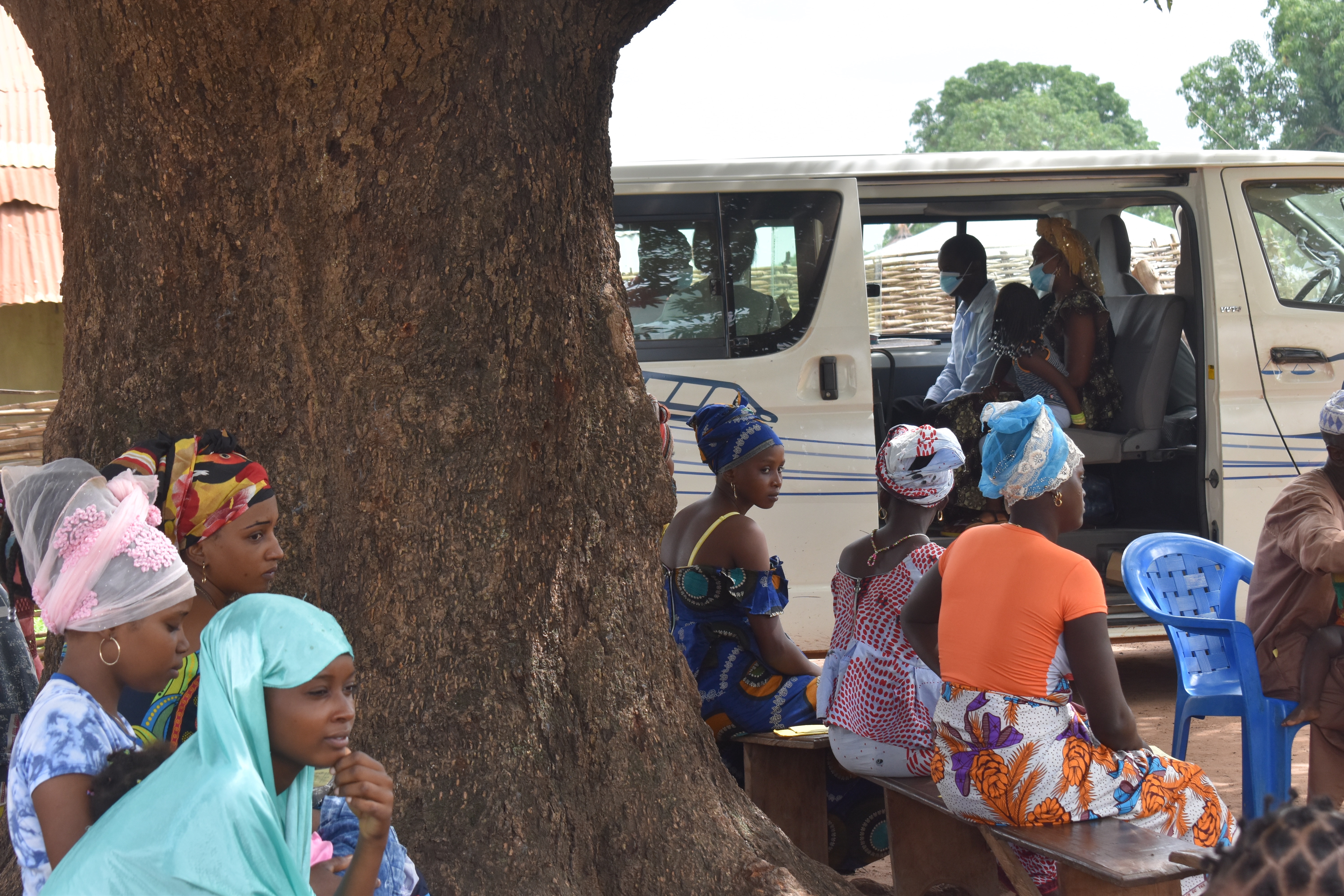 Mulheres esperando para acessar o Registro Civil móvel em Pirada, Gabu 
