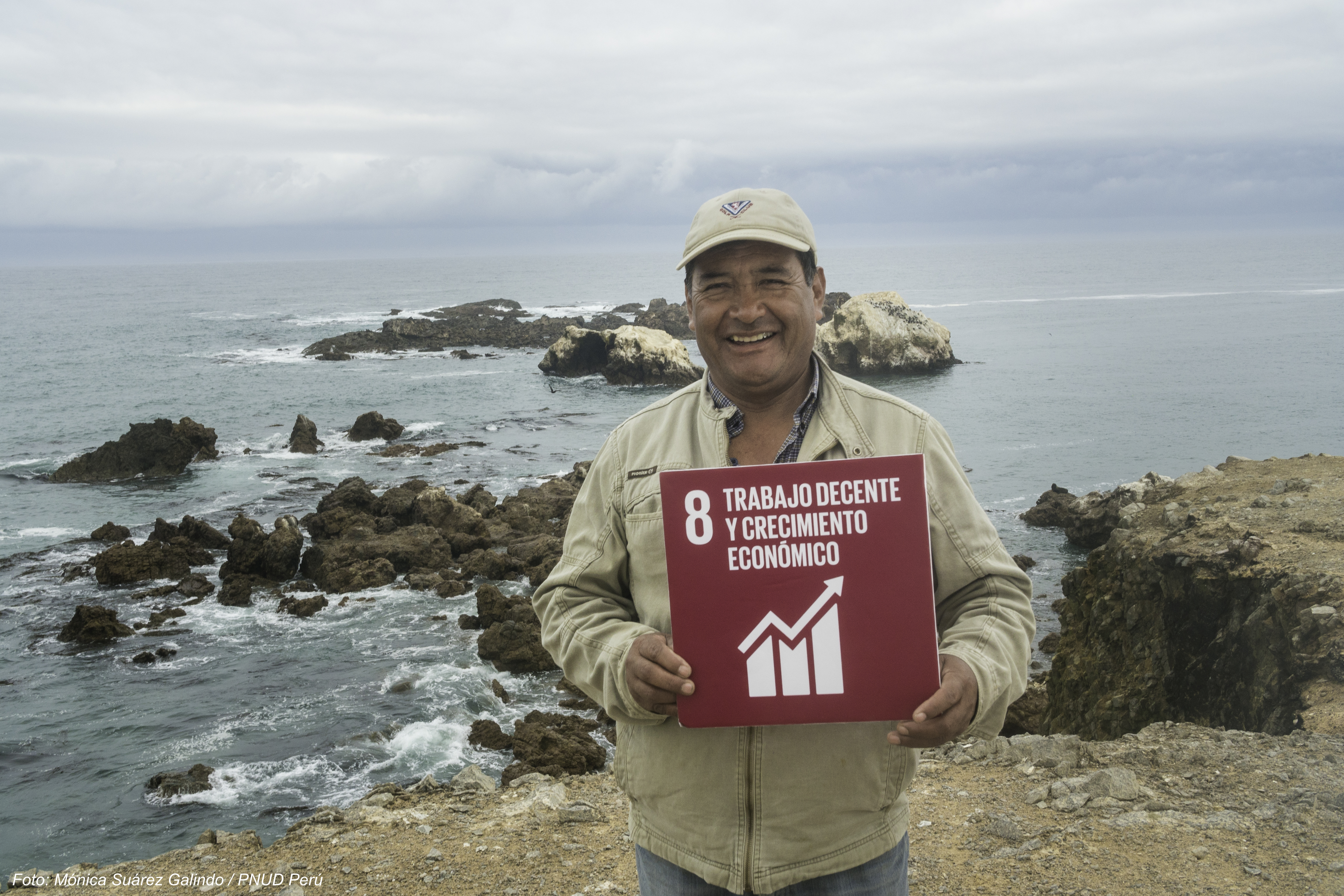 Recolector de algas en Marcona, con cartel de ODS 8: Trabajo decente y crecimiento económico