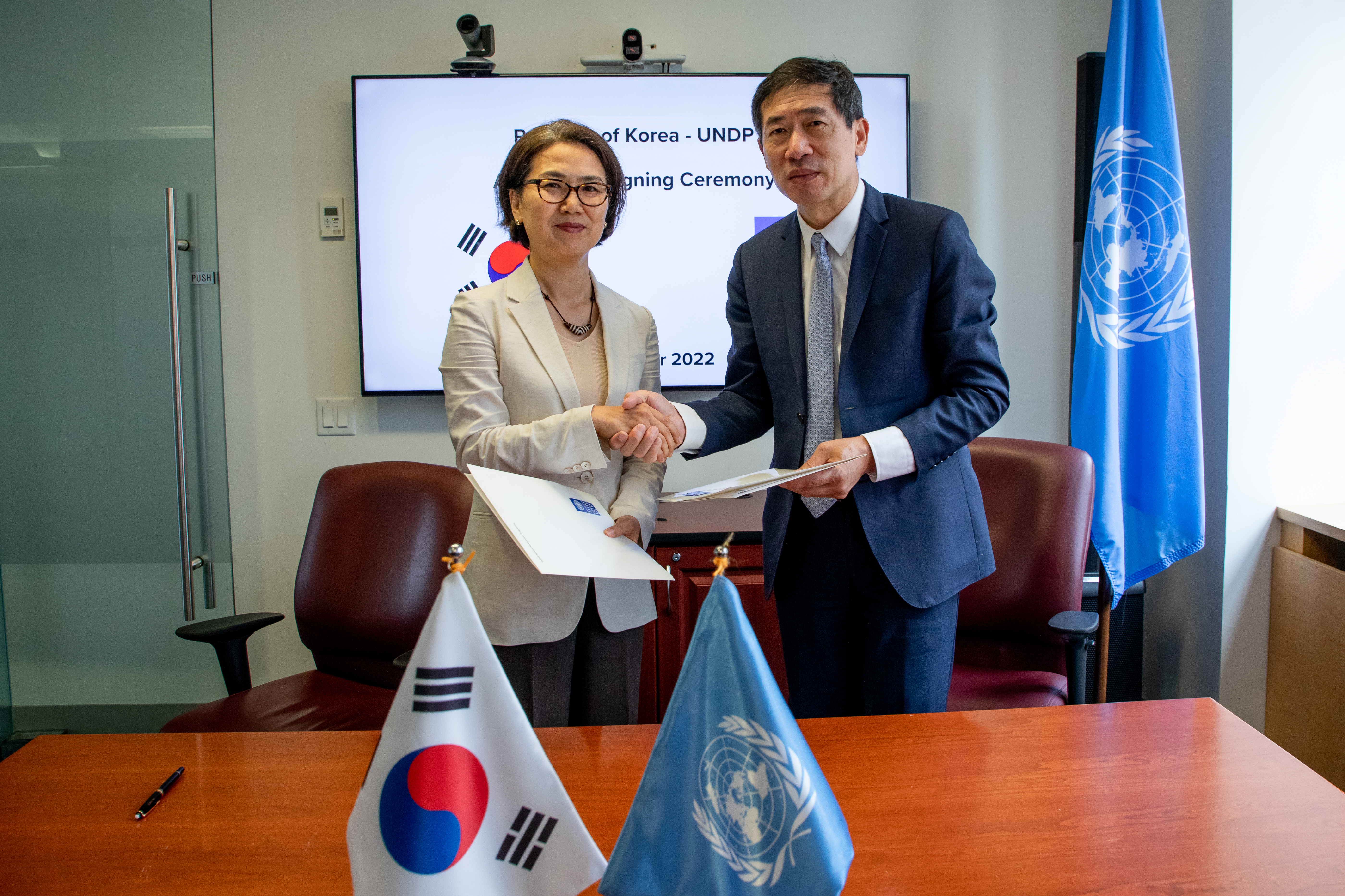Ms. Oh Hyunjoo, Deputy Permanent Representative on behalf of the Republic of Korea and Haoliang Xu, UN Assistant Secretary General and Director, Bureau for Policy and Programme Support on behalf of UNDP sign agreement to promote sustainable development. 