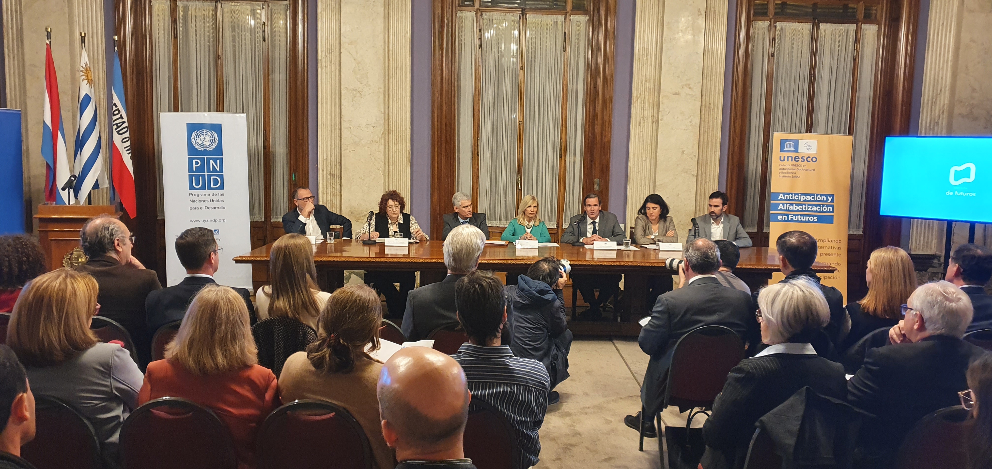 Panel de apertura - presentación de informe de avance de reporte de la Comisión Especial de Futuros de la Asamblea General de Uruguay. 