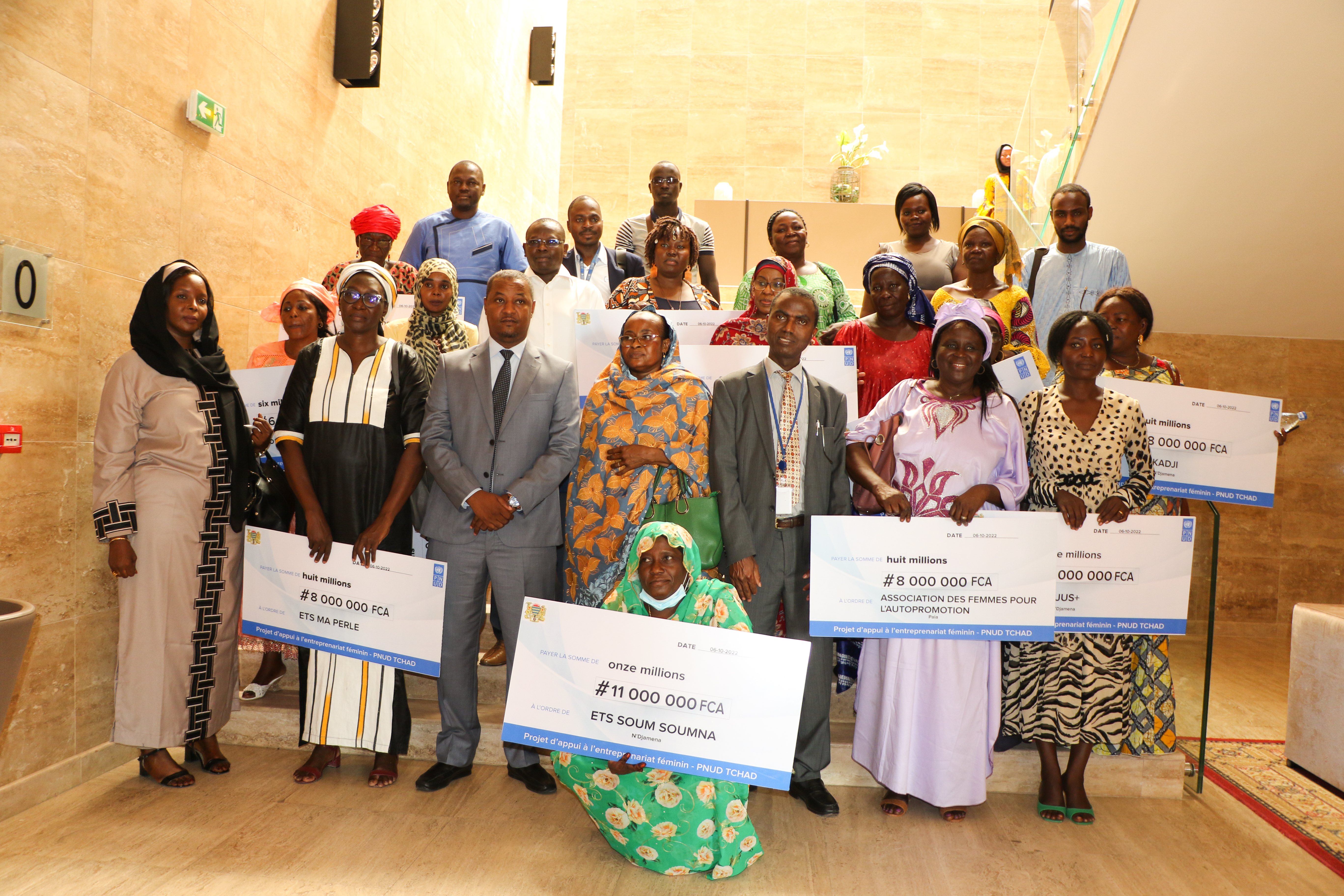Photo de famille avec les 15 femmes cheffes d’entreprises qui bénéficient de l’appui financier du PNUD