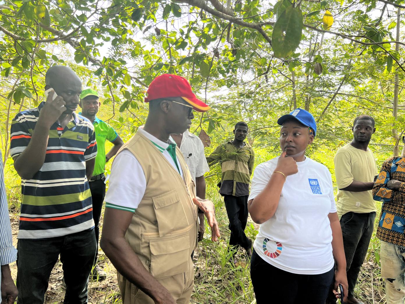 George Ortsin, der nationale Koordinator des UNDP GEF Small Grant Programme in Ghana, mit der UNDP-Vertreterin Angela Lusigi in dem bestehenden Agroforst, der durch das UNDP GEF Small Grant Programme unterstützt wird.