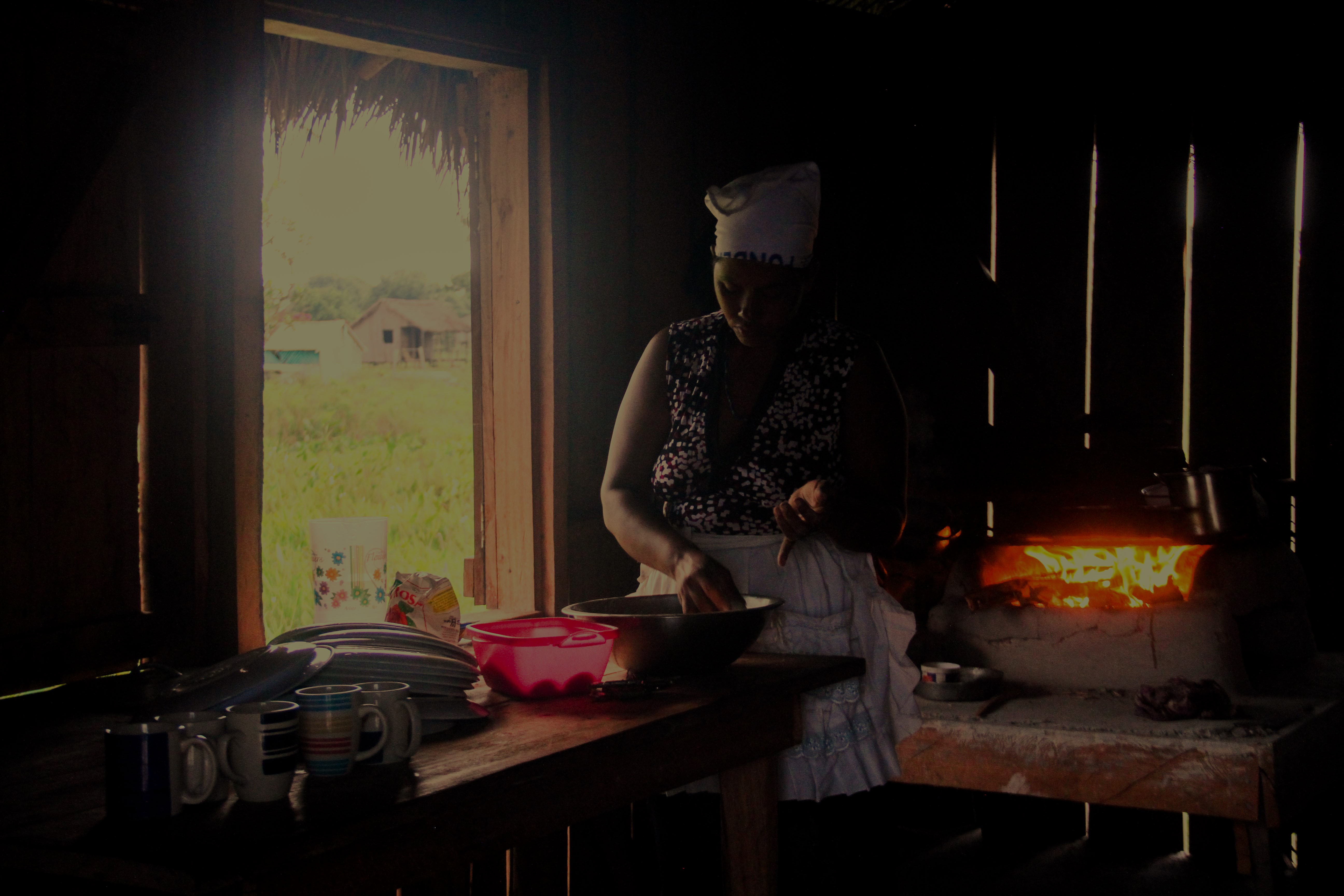 Mujer cocinando en La Moskitia hondureña
