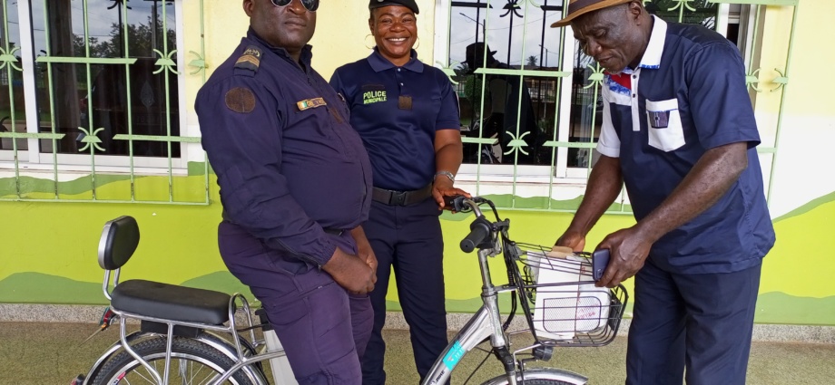 Police municipale essayant des vélos électriques