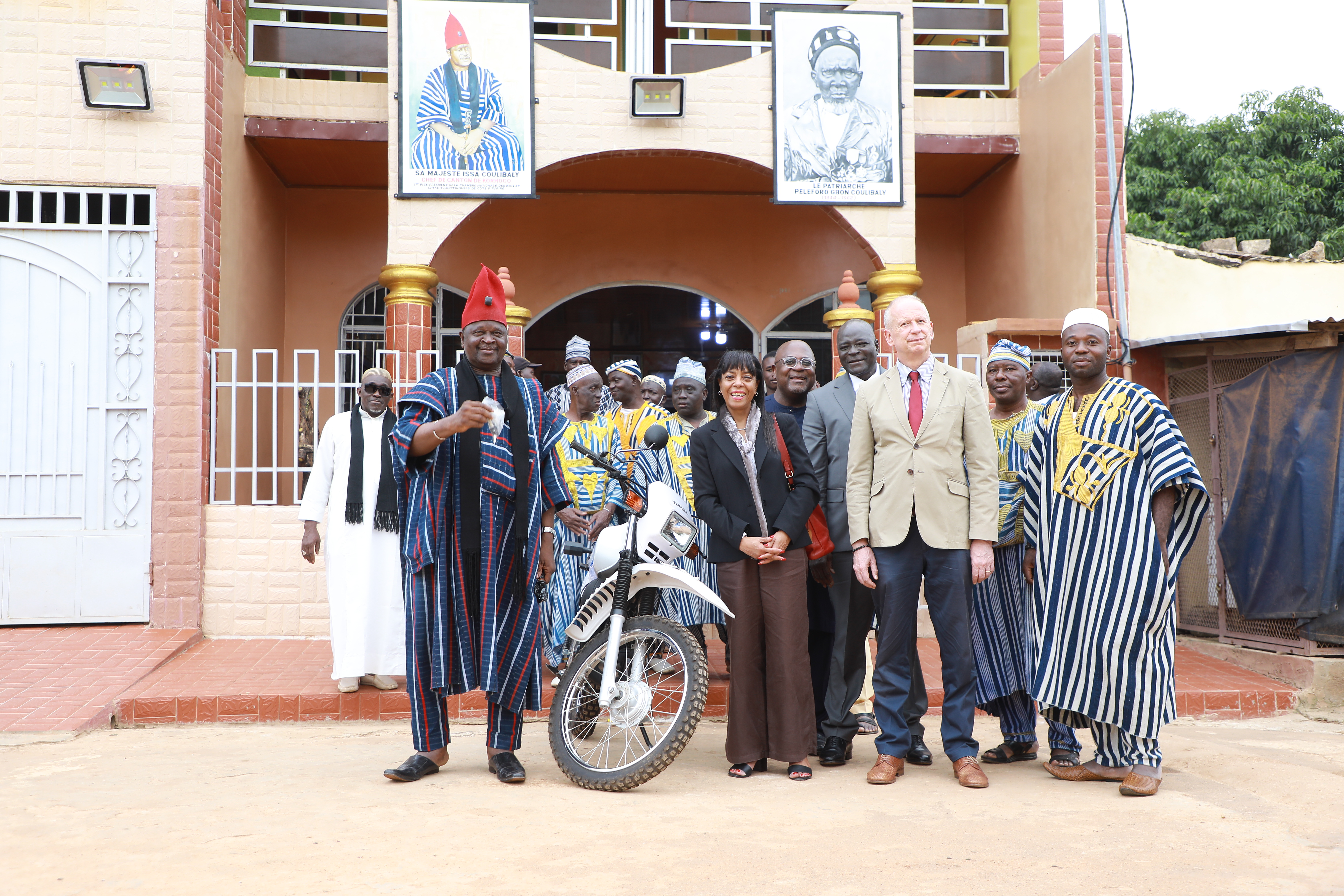 Photo de famille de la Représentante Résidente du PNUD accompagnée de l'Ambassadeur d'Allemagne et la chefferie de Korhogo