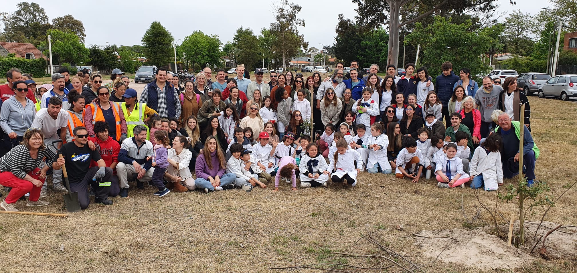 Foto grupal con todas las personas que participaron en la jornada de Plantatón en Ciudad de la Costa