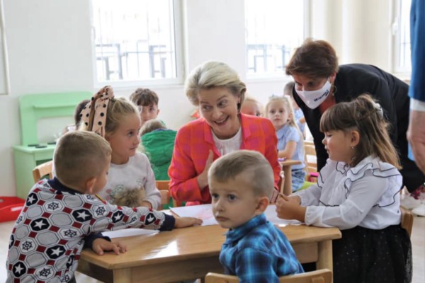 Children of Qereke with the President of the European Commission, Ursula von der Leyen.