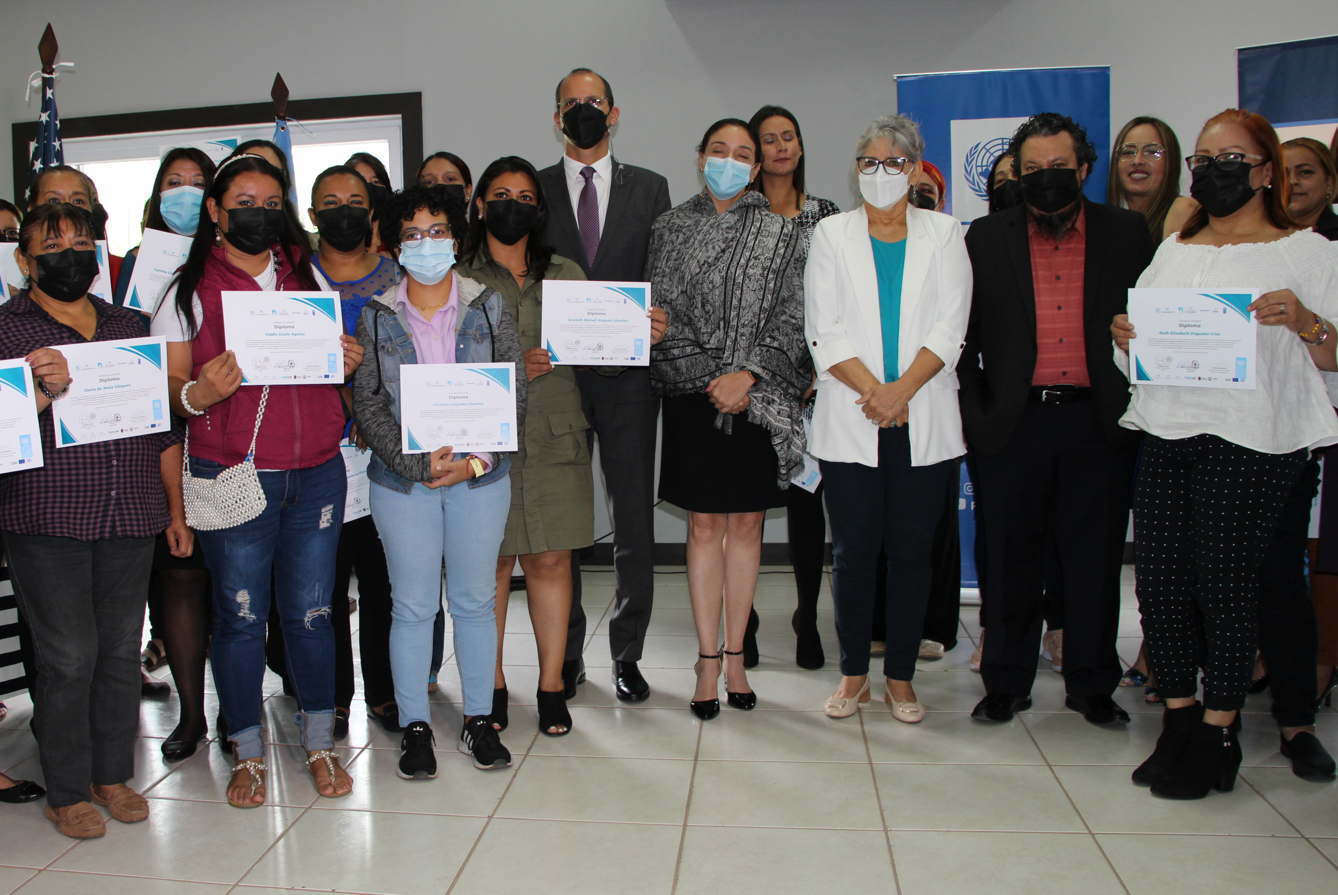 Mujeres capacitadas reciben diploma para levantar la Encuesta Nacional sobre la Situación de la Mujer en Honduras