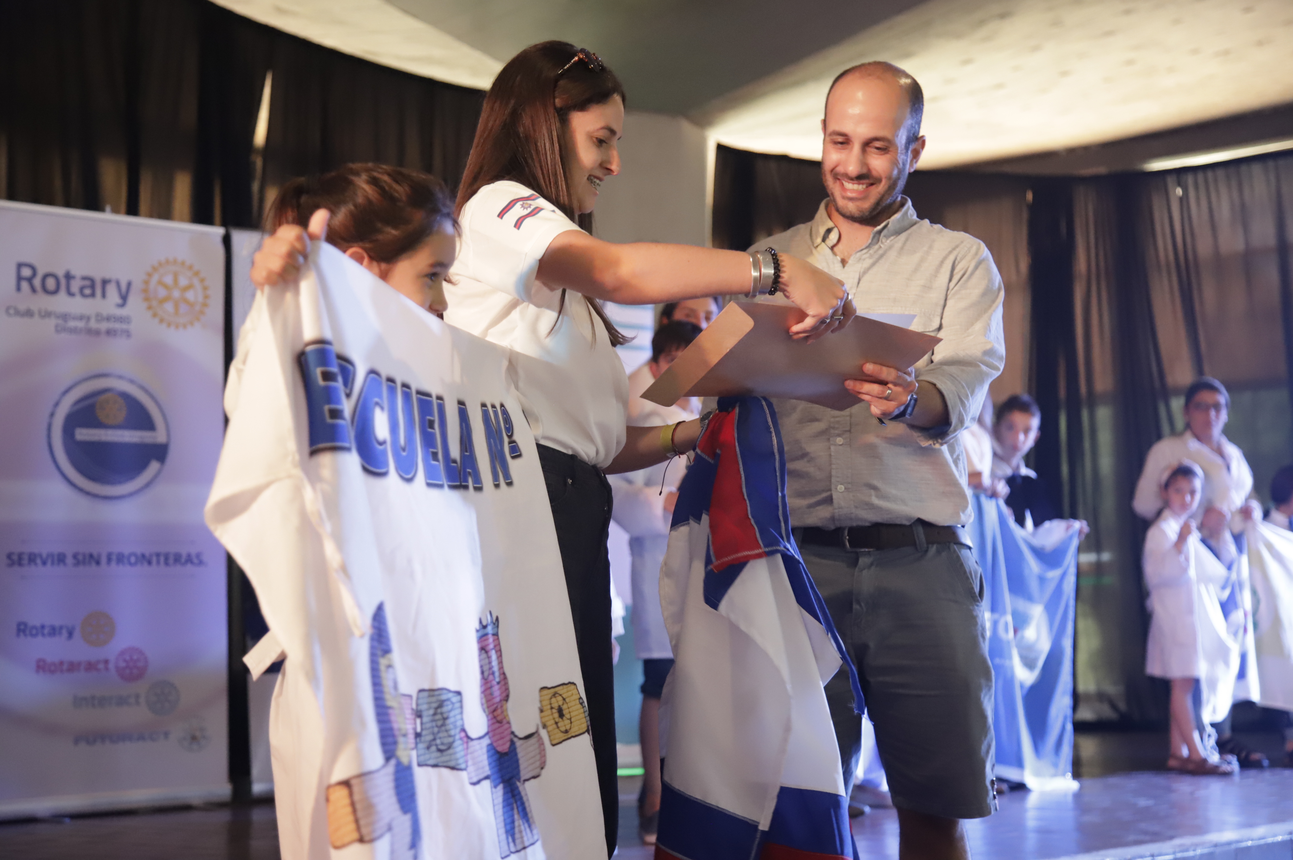 Premiación a estudiante y docente de escuela de Paysandú durante Feria de Clubes de Ciencia en Uruguay