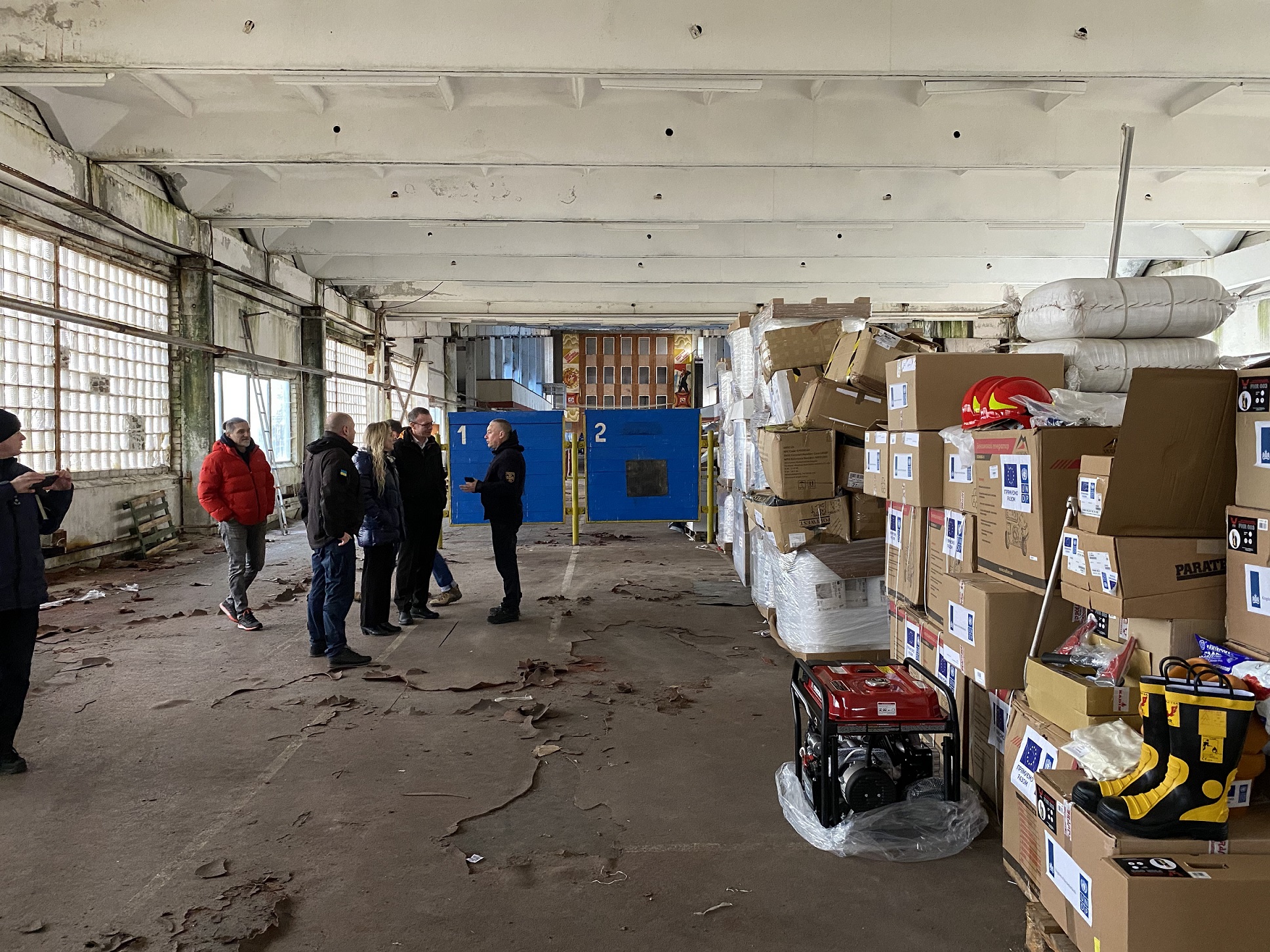 Ukrainian and UNDP officials visit a warehouse