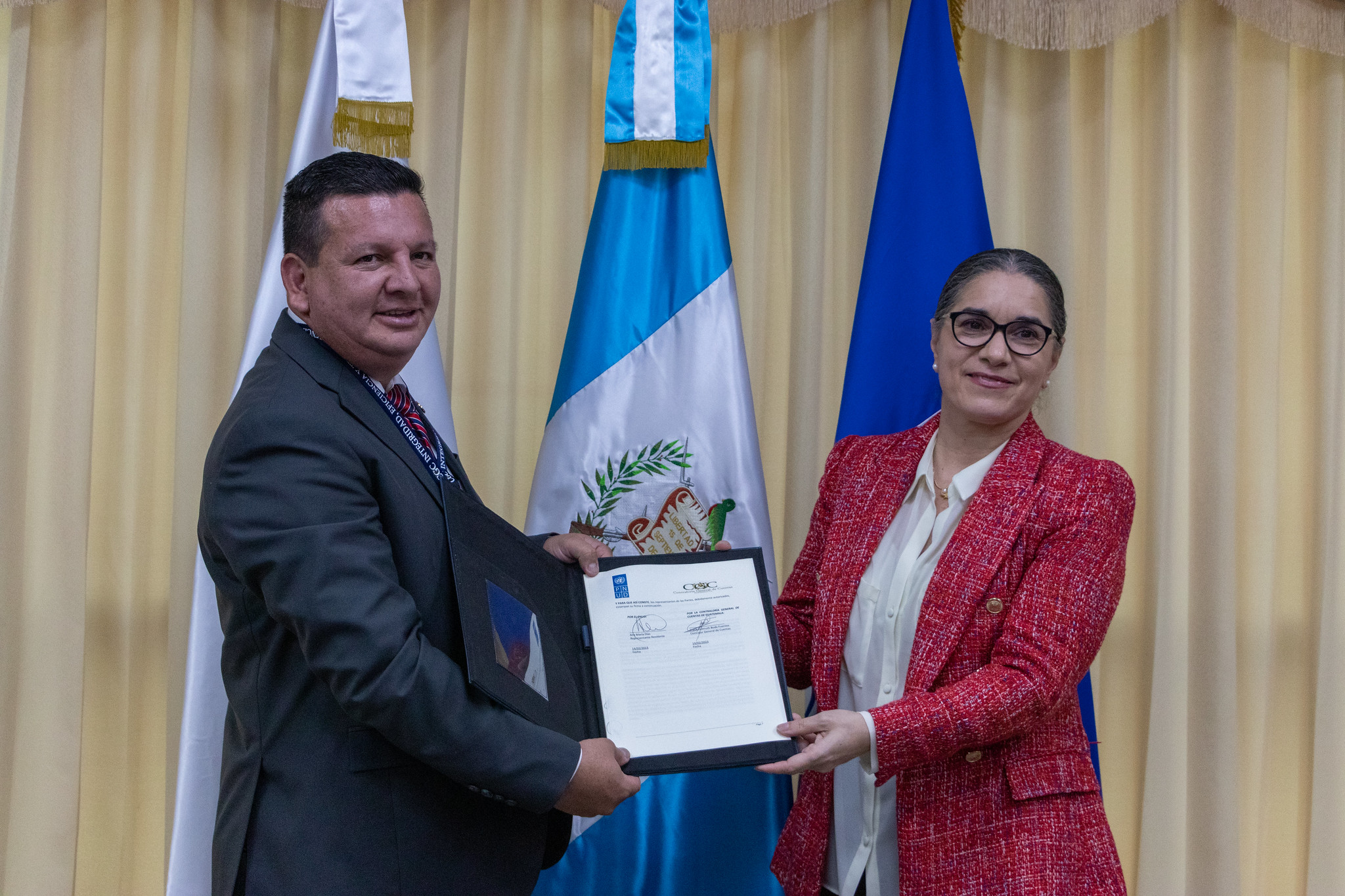 Contralor General de Cuentas y Representante Residente del PNUD en Guatemala sosteniendo el Memorando de Entendimiento (MOU)