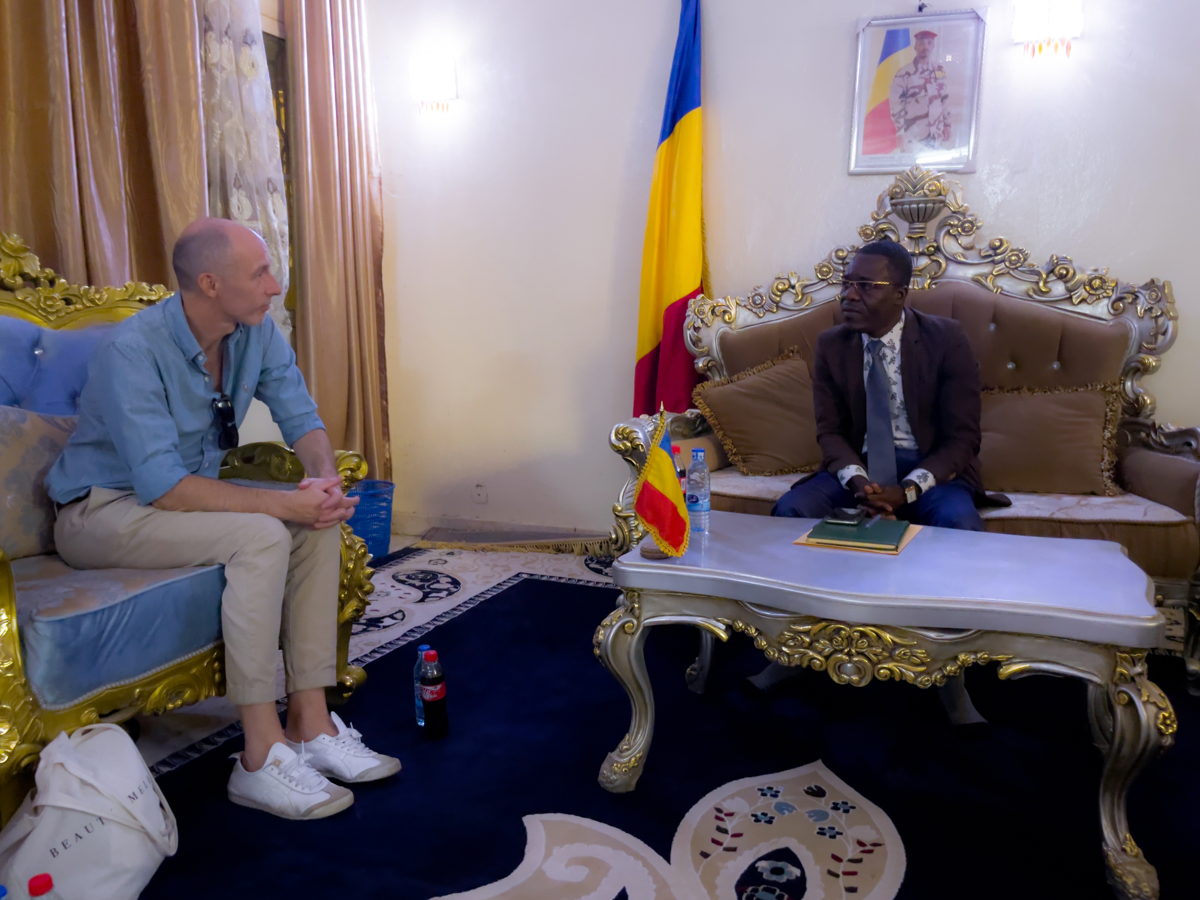 L'ambassadeur du Royaume-Uni au Tchad échange des plaisanteries avec le representant du gouverneur