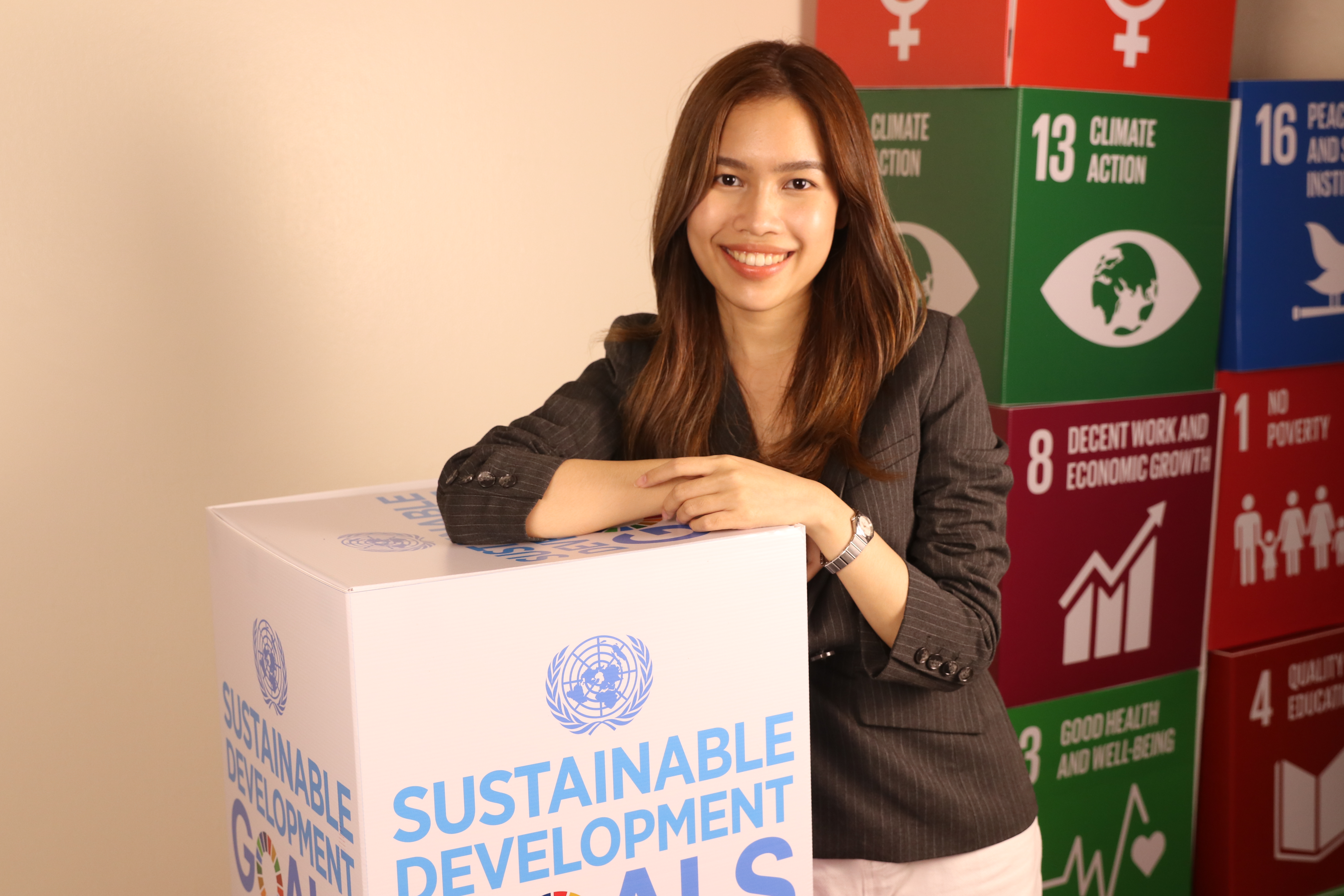 Taratan Intarachatorn poses with SDG boxes