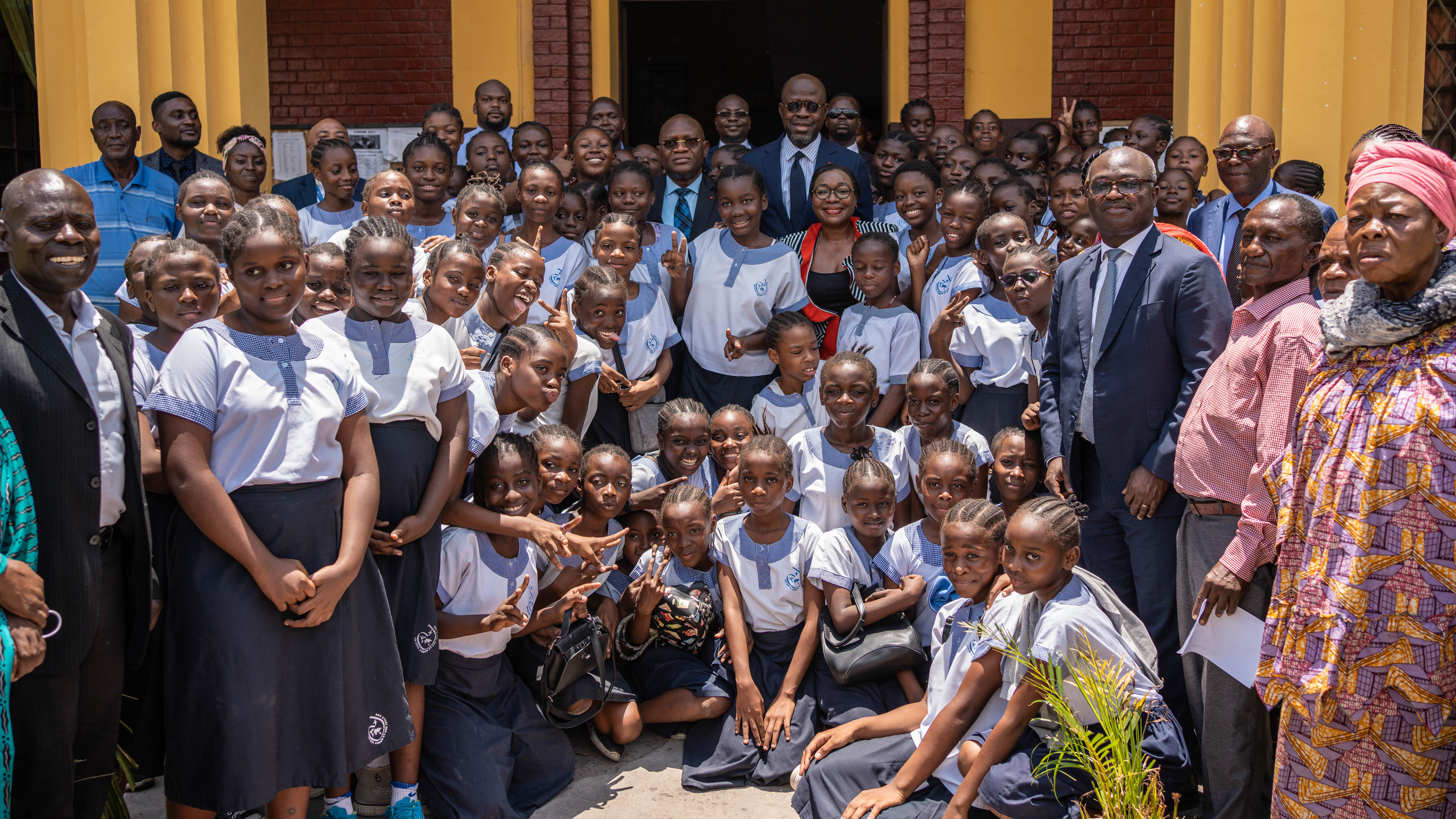 Photo avec les élèves du Lycée Bosangani