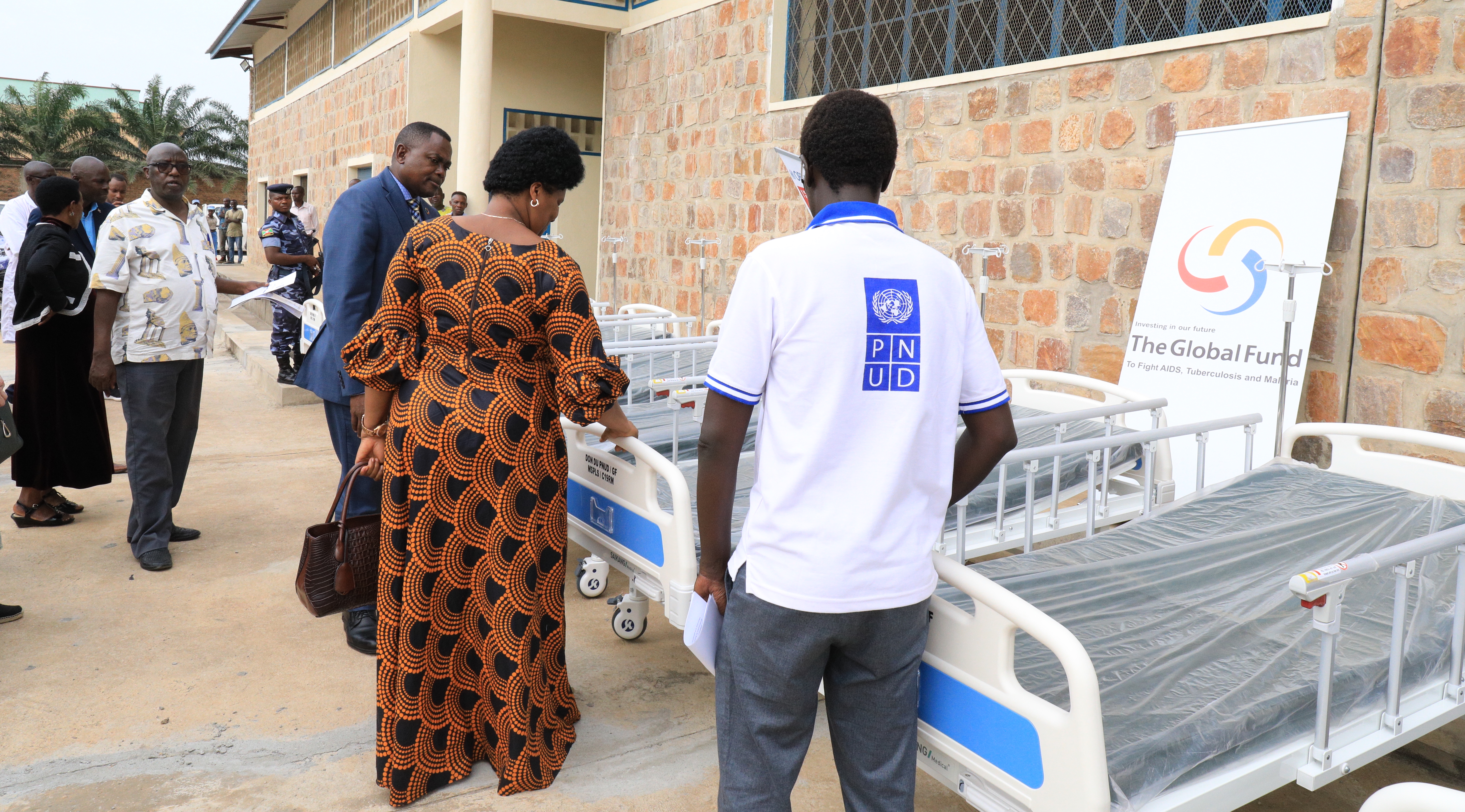 Mathieu Ciowela, Représentant Résident du PNUD Burundi avec Dr Sylvie Nzeyimana, Ministre de la Santé publique regardent des lits de malades, un lot des équipements remis