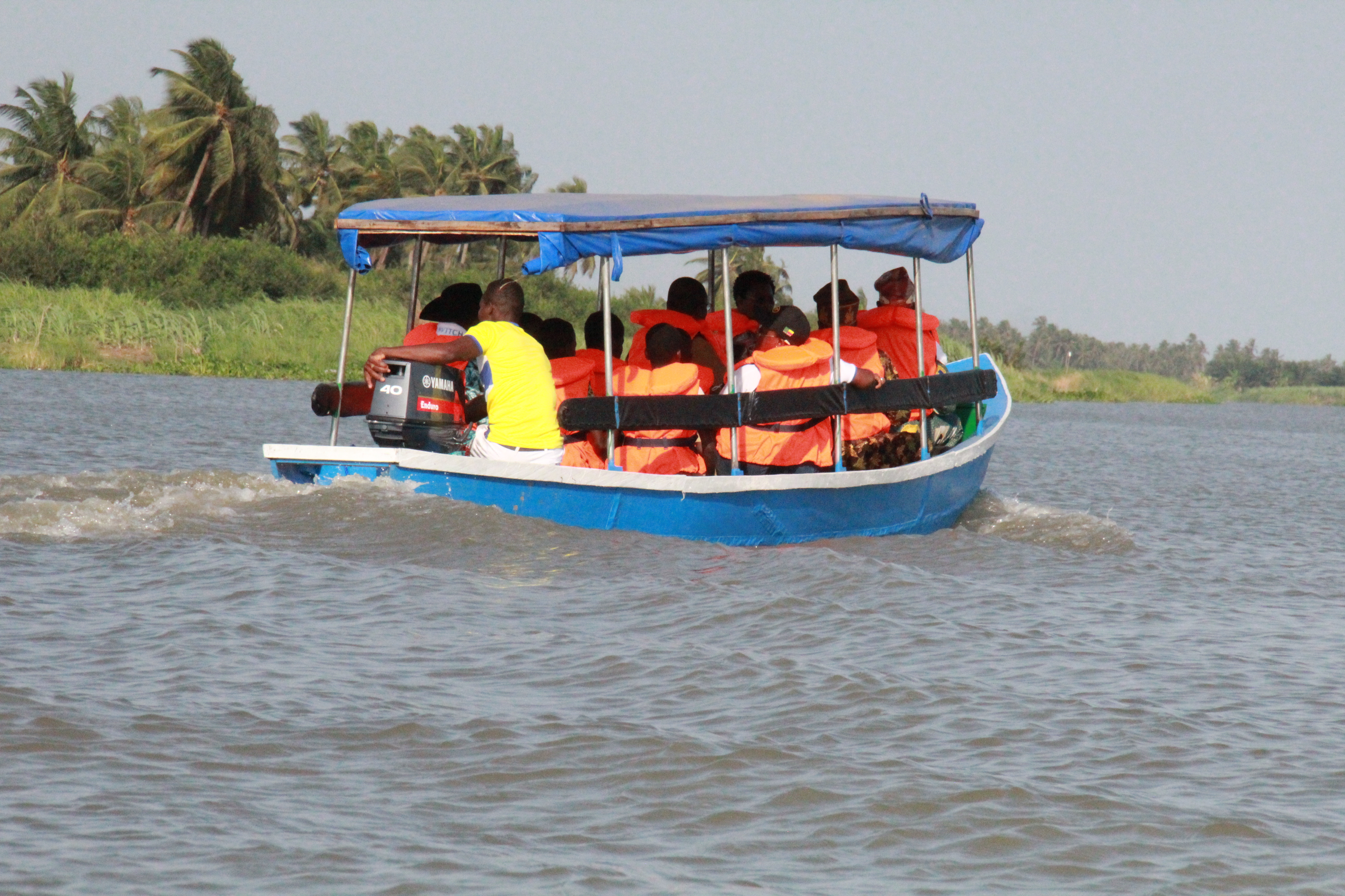Un tour d'essaie des officiels avec l'une des barques offertes par le PNUD