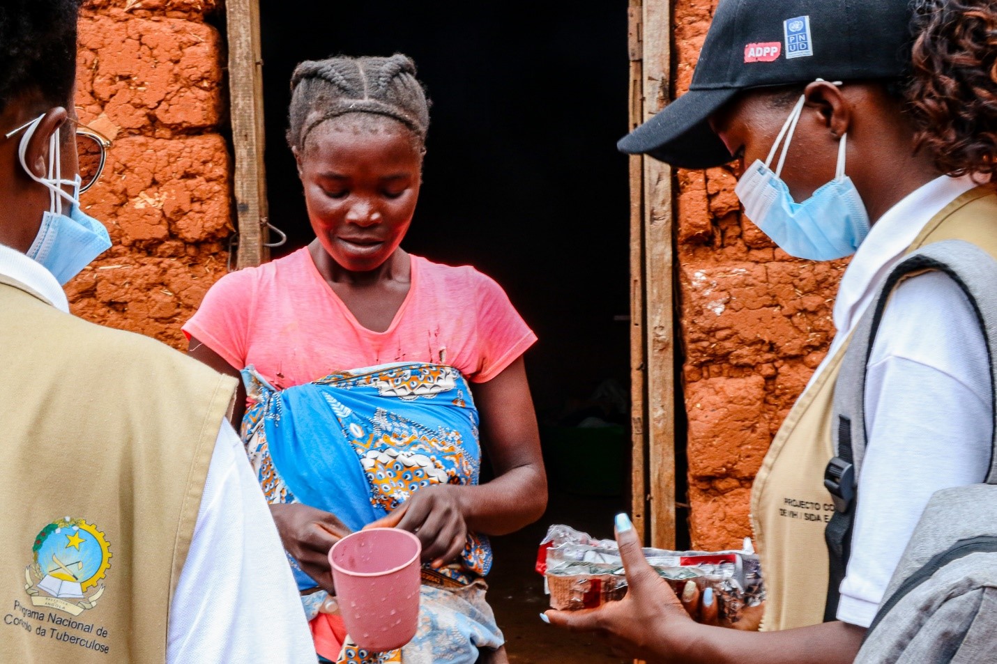 Os serviços comunitários de saúde em Angola promovem a conscientização, testagem e tratamento da tuberculose para ajudar a derrotar a tuberculose.