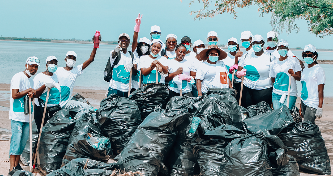 Voluntários limpando a praia em celebração ao Dia Internacional do Voluntário (5 de Dezembro).@PNUD Angola
