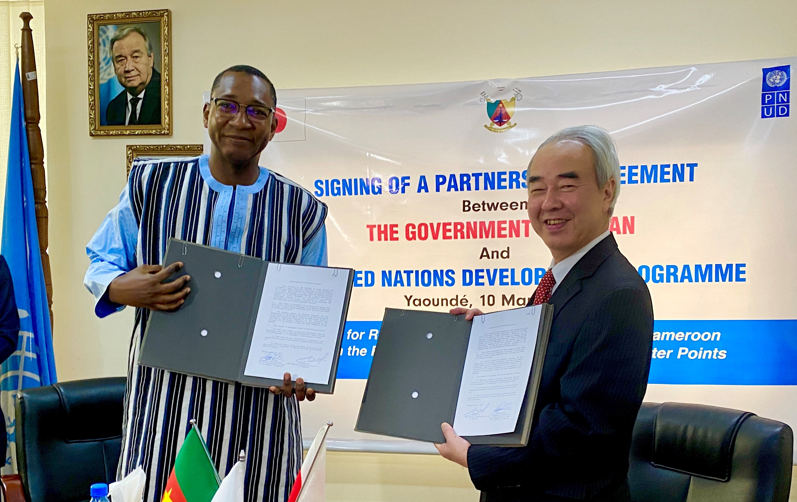 UNDP Cameroon’s Acting Resident Representative, Alassane Ba, and the Ambassador of Japan to Cameroon, H.E. Mr. TAKAOKA Nozomu, presenting the signed agreement during the ceremony-2023