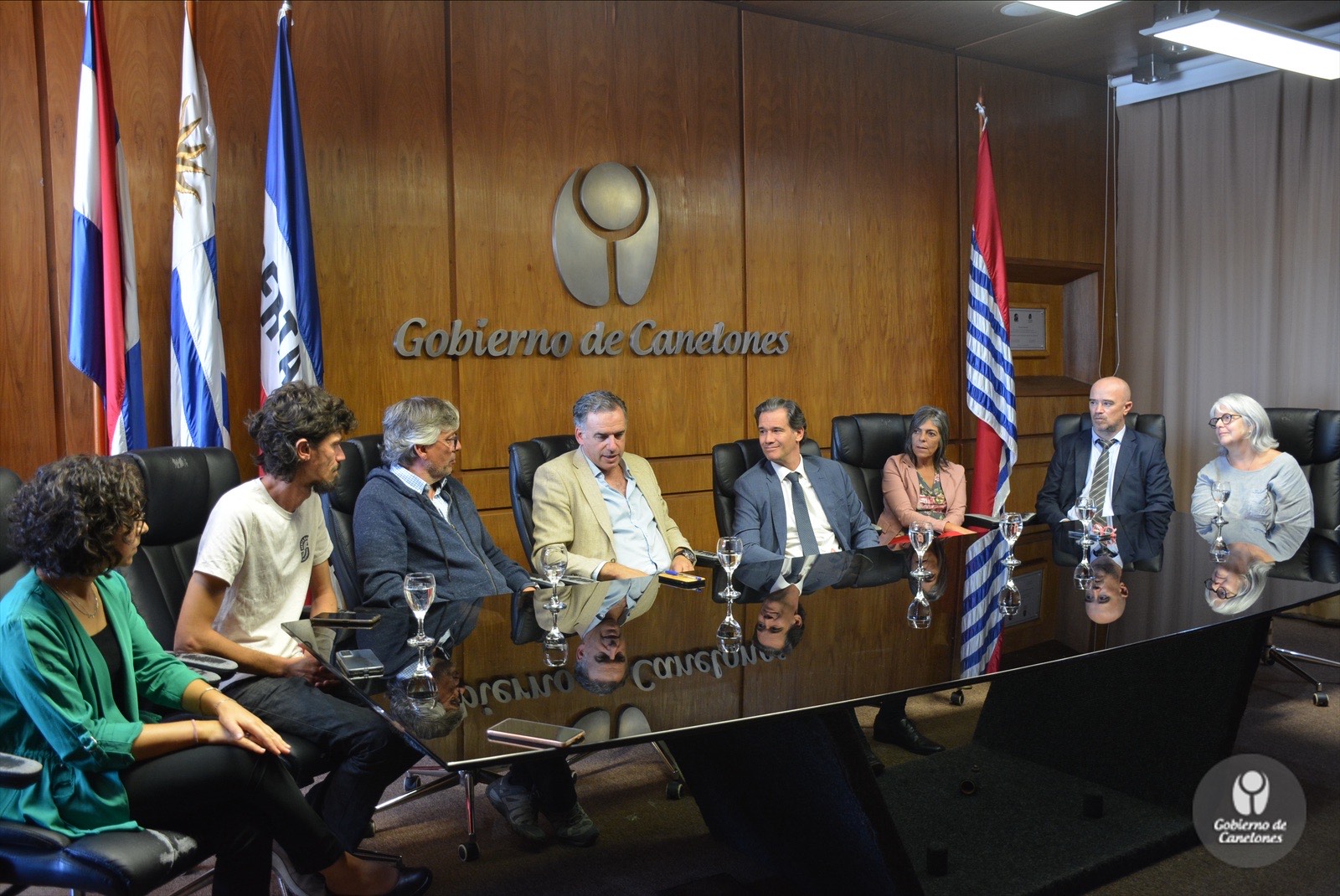 Autoridades del PNUD e Intendencia de Canelones dialogan sentados en una mesa