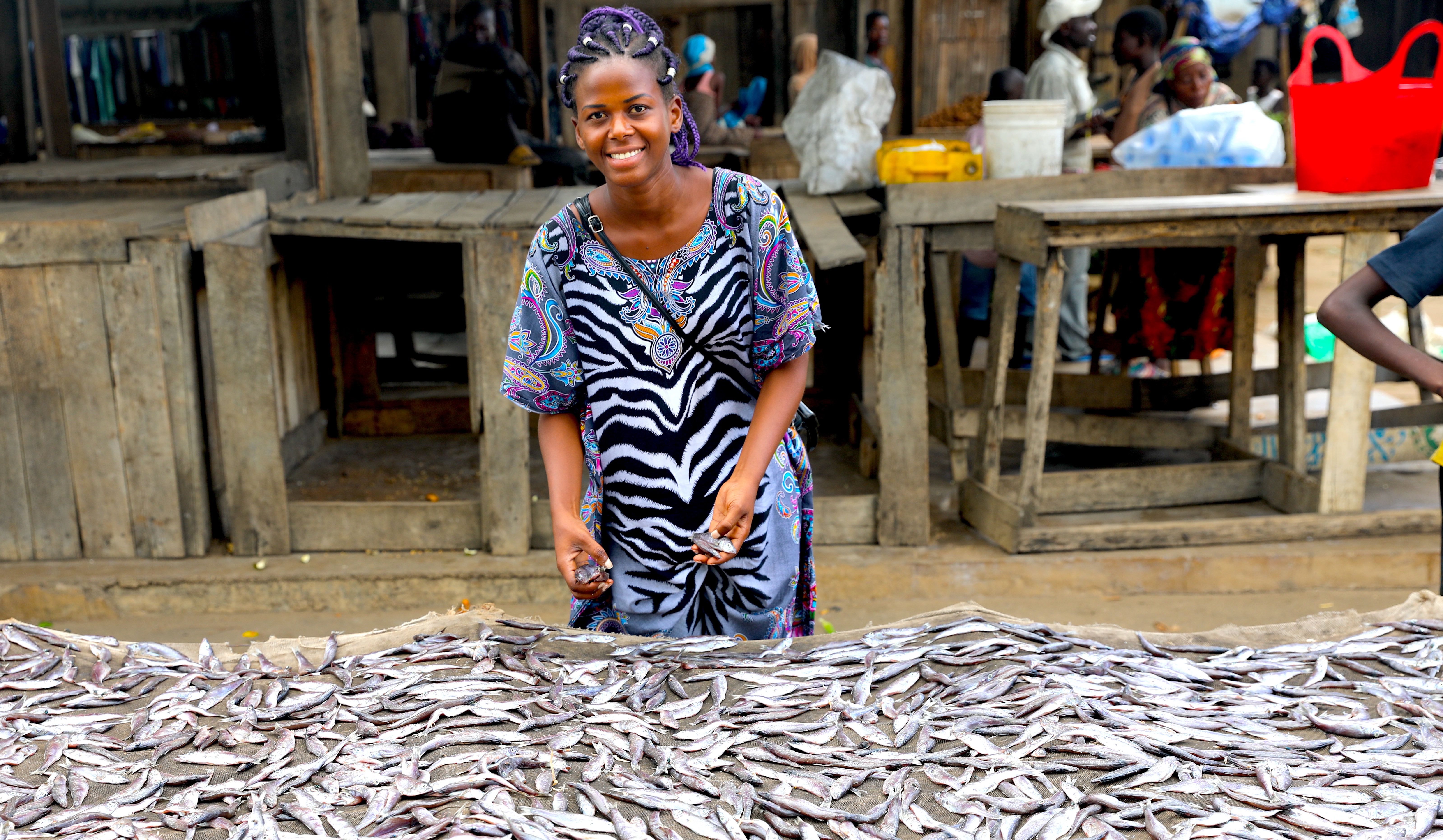 Solange Inarukundo devant son stand où elle vend le poisson