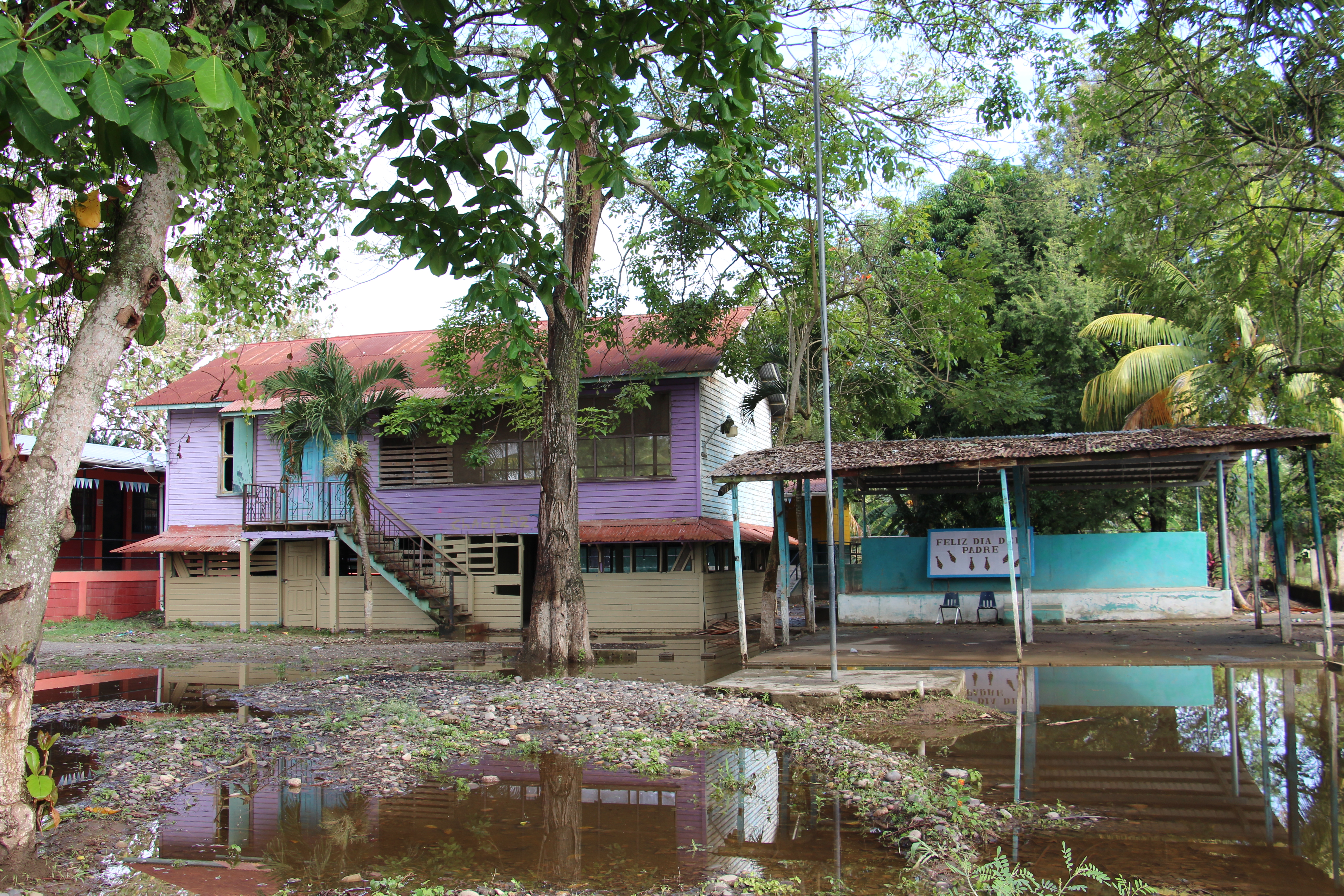 Escuela pública de la comunidad Guaruma, cerrada temporalmente por inundación