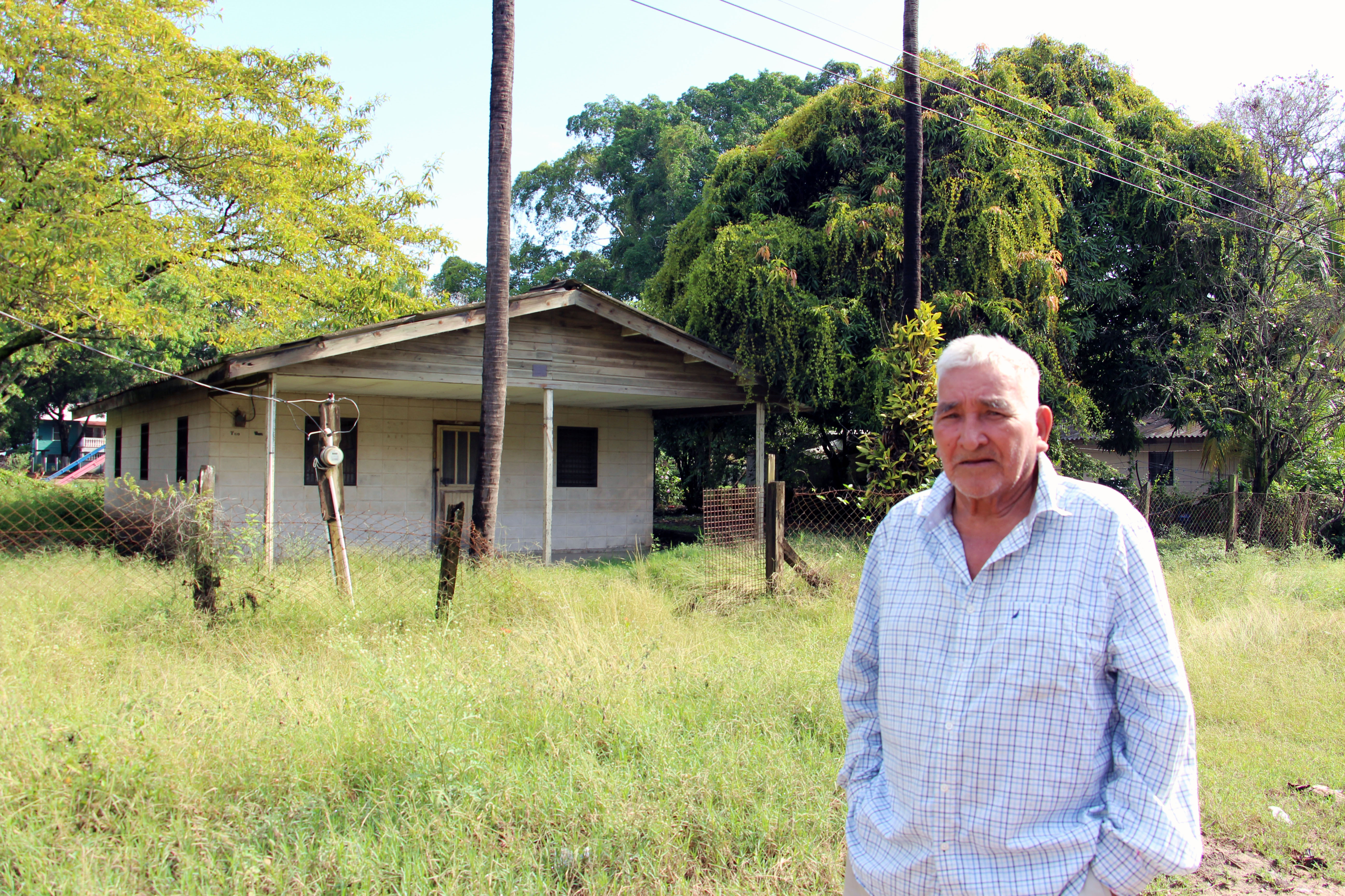 José Héctor Silva frente a una casa abandonada en Guaruma, Villanueva, Cortés