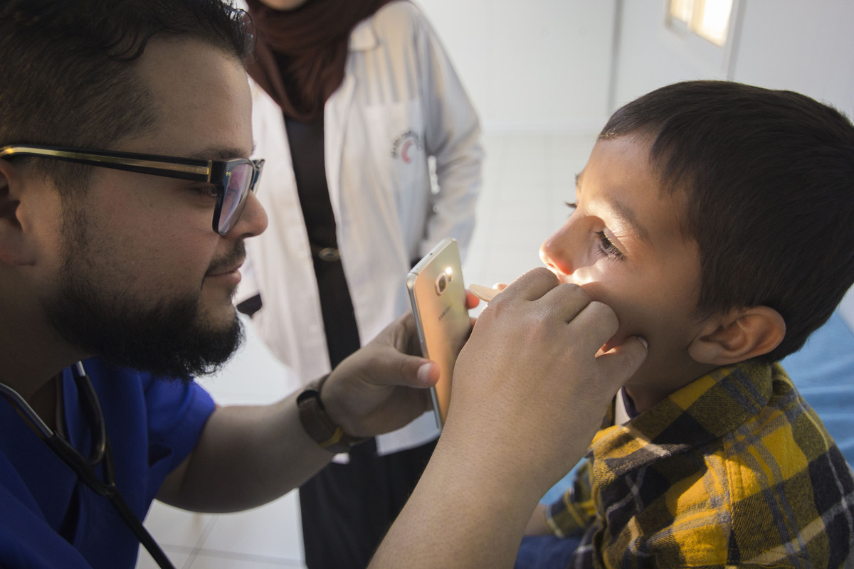 Doctor examins children