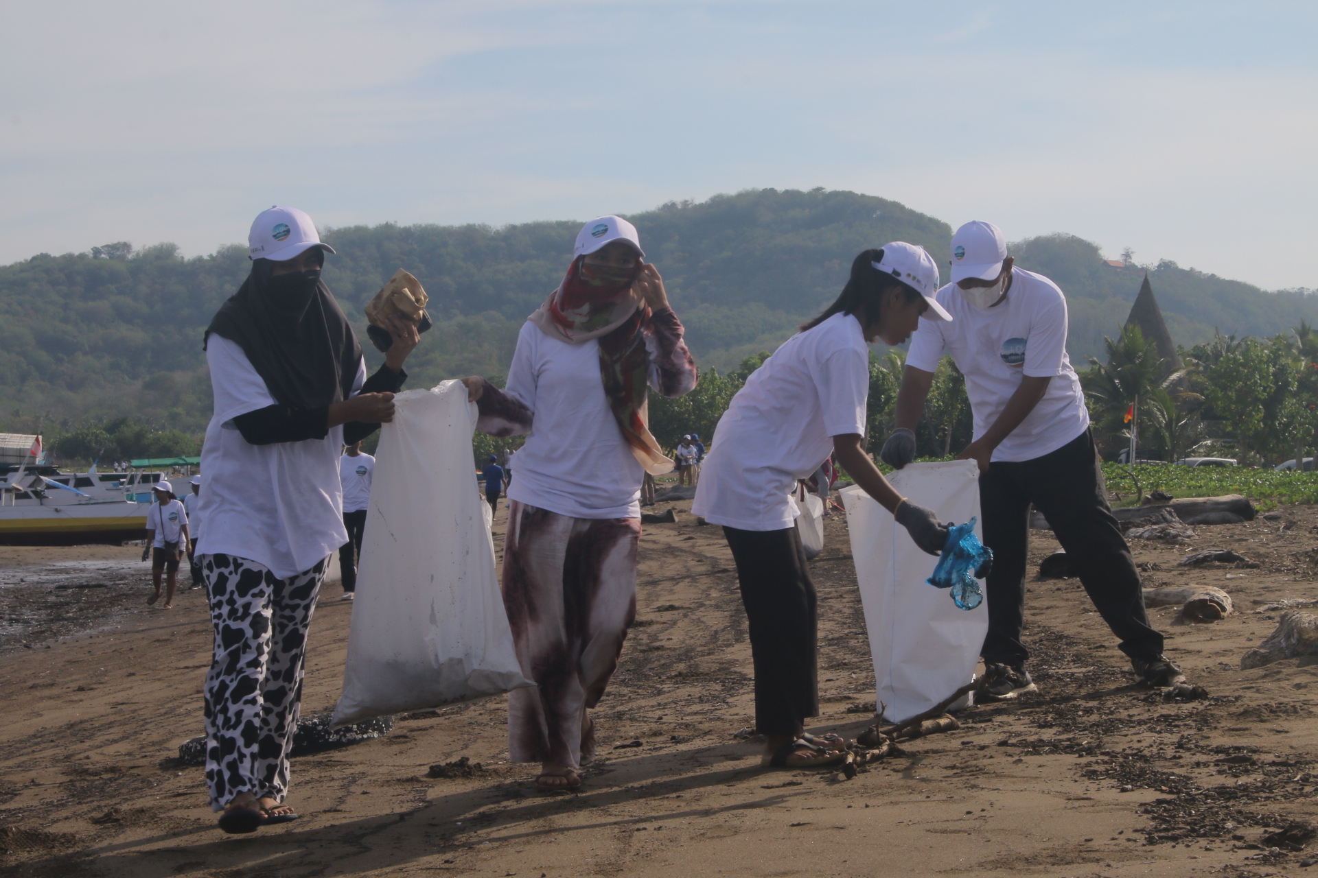 The Indonesian Interfaith Waste Charity Movement  (GRADASI) in Labuan Bajo together with around 200 community members held a beach clean-up in the Gorontalo Beach area, Labuan Bajo, East Nusa Tenggara. 