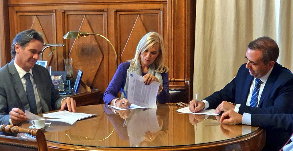 Representante del PNUD Uruguay junto a Vicepresidenta de la República firman Memorando de Entendimiento